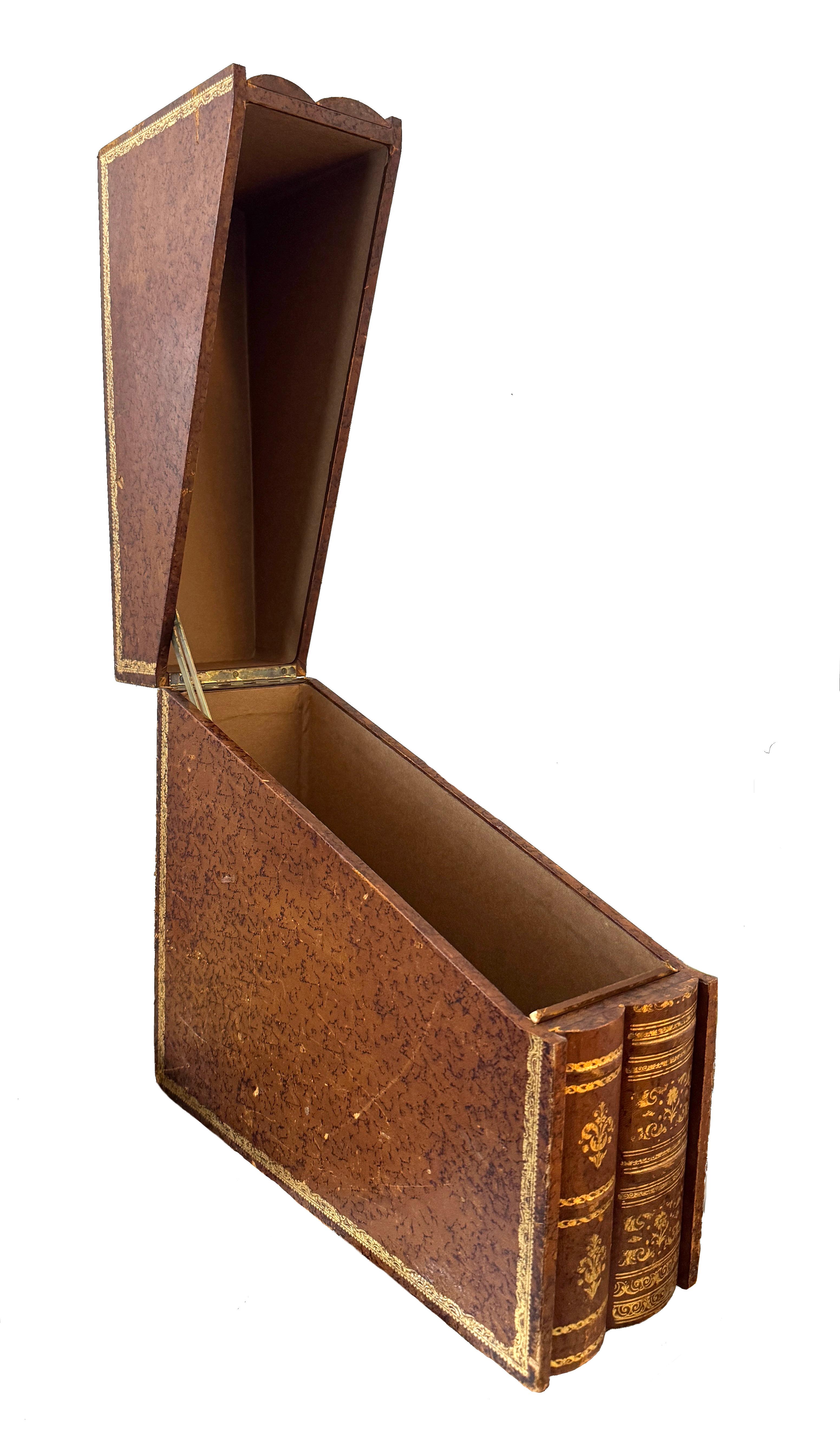 Esta caja se hizo a mano con cartón. La caja está diseñada como dos libros en una carpeta con encuadernación de lujo. La caja puede abrirse para revelar un compartimento secreto. Los lomos de los libros están impresos con letras doradas; en uno de
