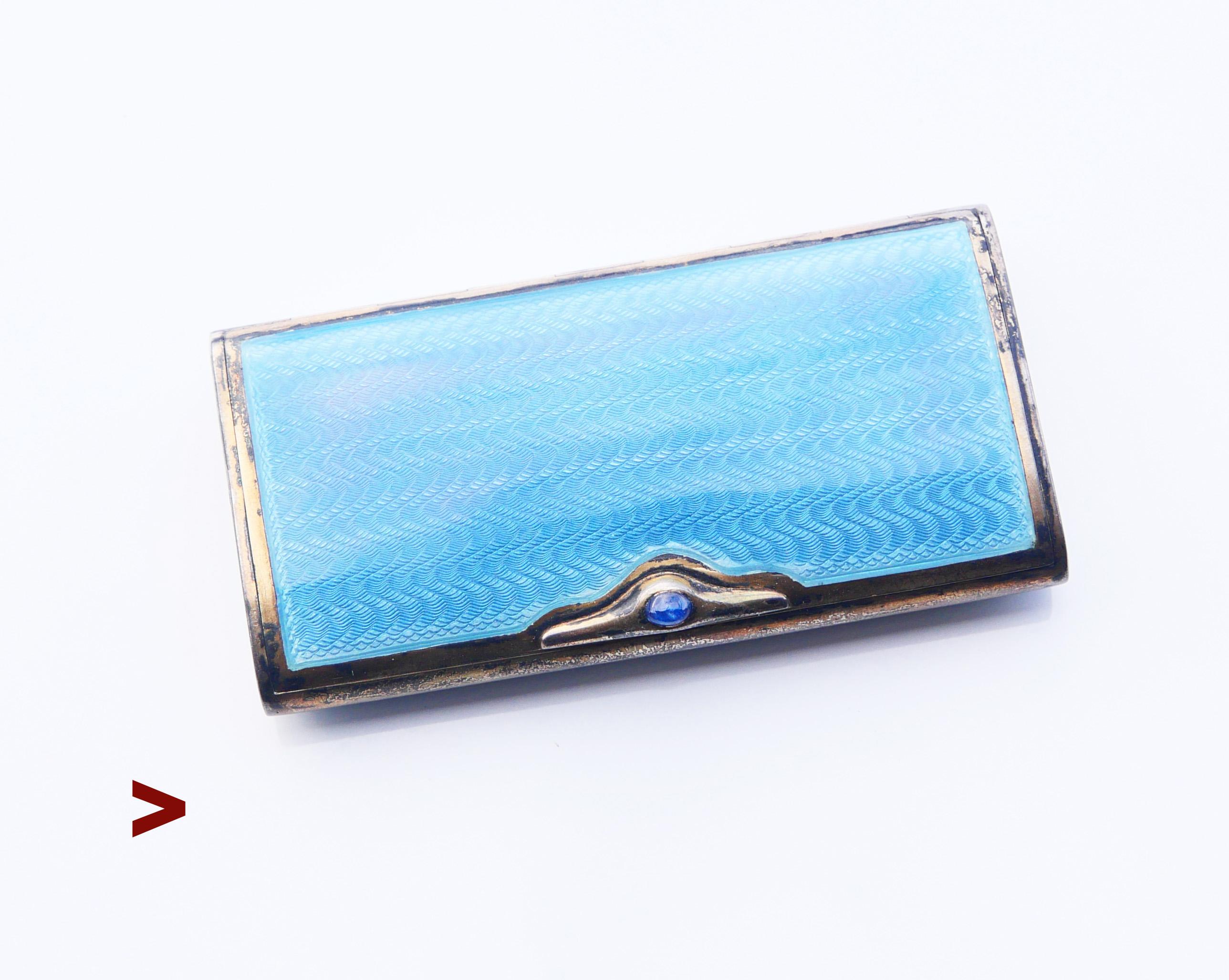 Boîte européenne en argent émaillé du début du 20e siècle d'excellente qualité avec décor en émail bleu guilloché translucide  sur les deux faces et intérieur doré rehaussé d'un saphir bleu naturel serti sur le couvercle. 

Poinçon : 