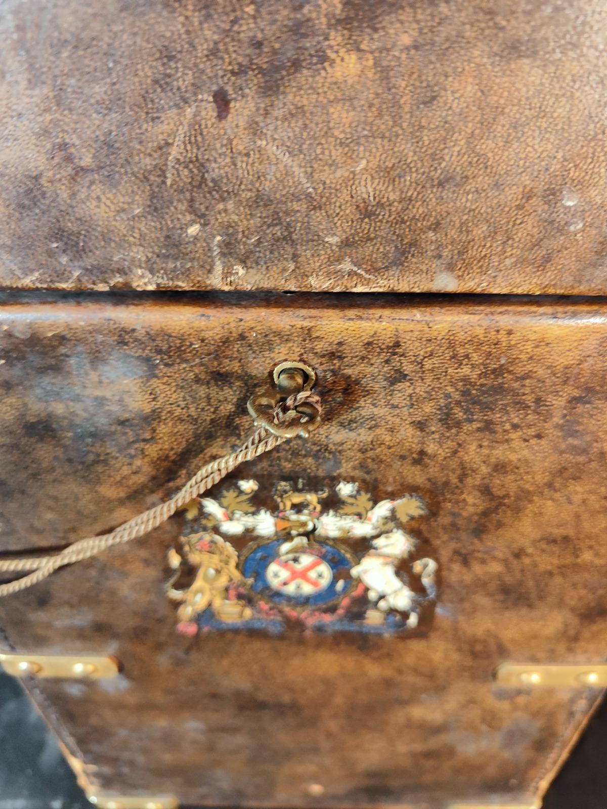 Boîte ancienne avec armoiries 19ème siècle en vente 2