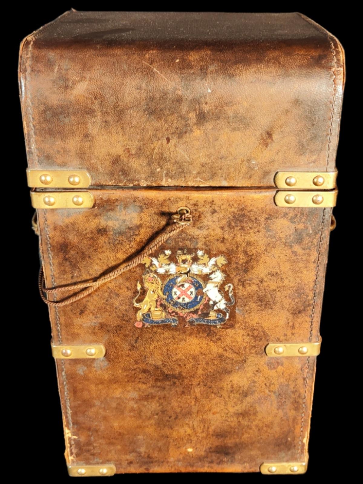 Boîte ancienne avec armoiries 19ème siècle en vente 3