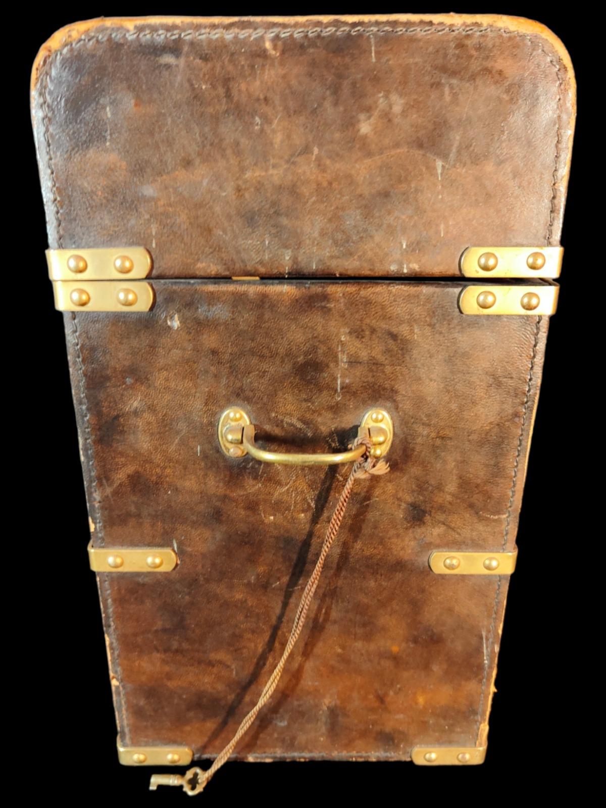 Boîte ancienne avec armoiries 19ème siècle Bon état - En vente à Madrid, ES