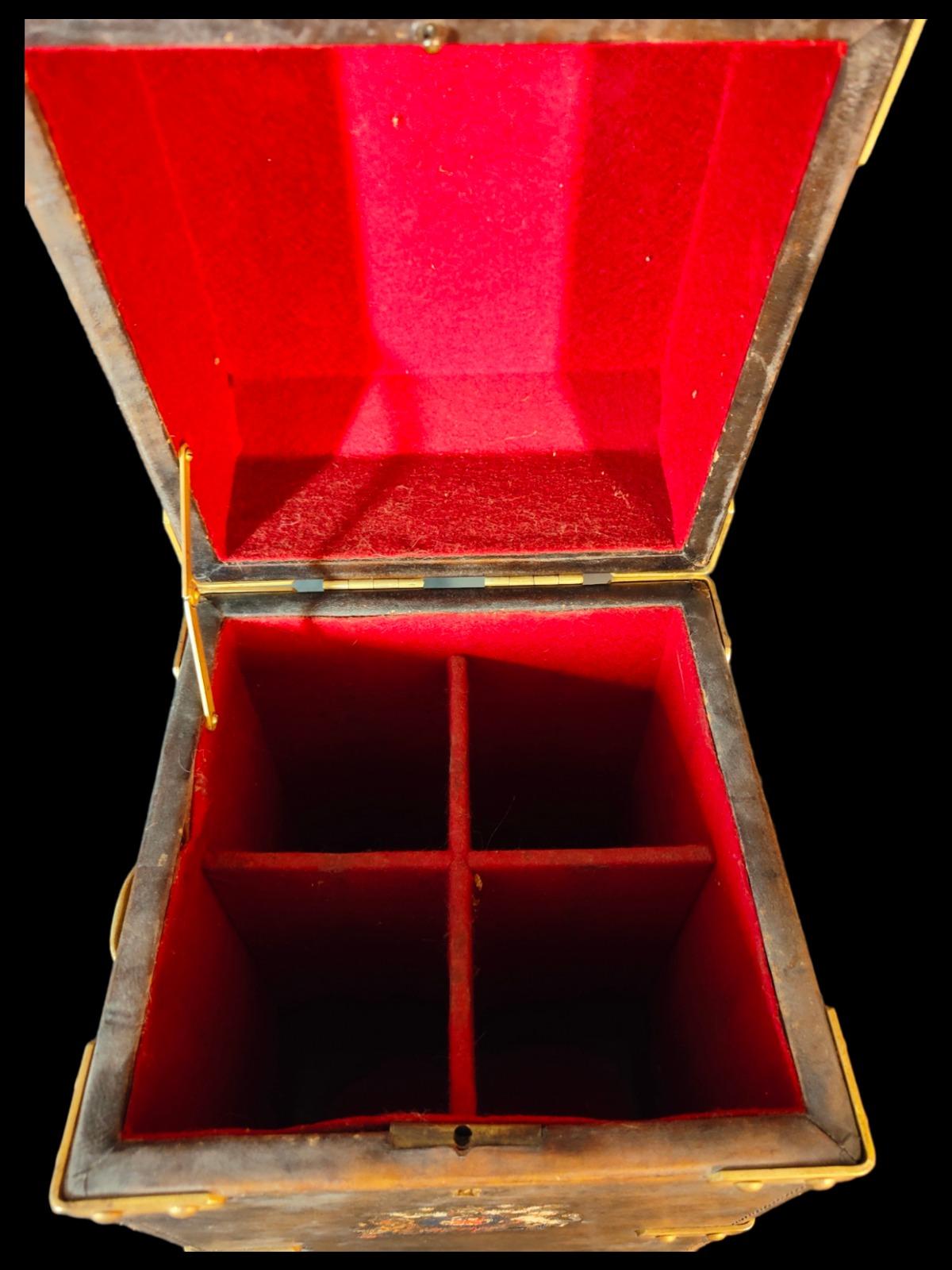 XIXe siècle Boîte ancienne avec armoiries 19ème siècle en vente