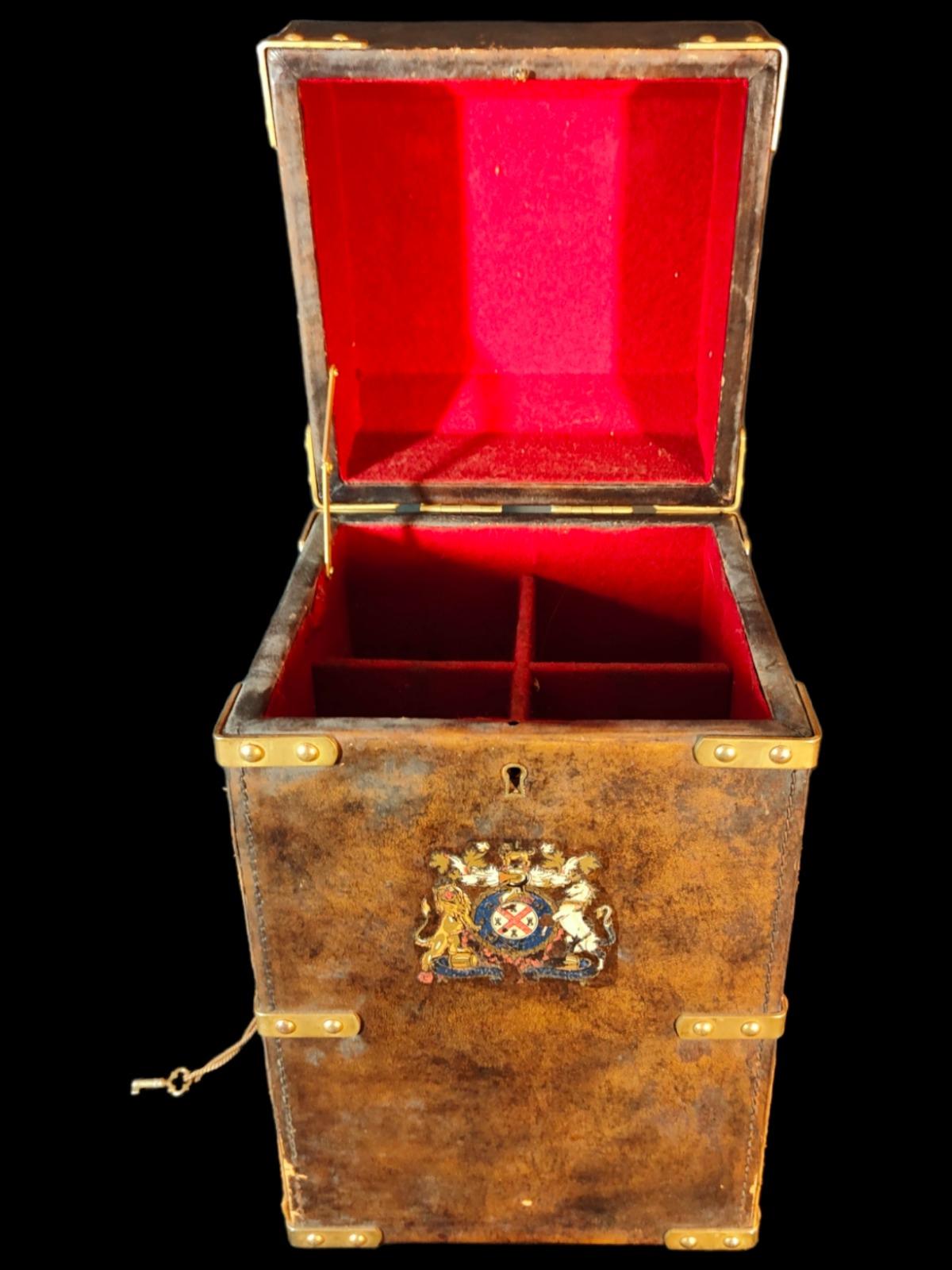 Cuir Boîte ancienne avec armoiries 19ème siècle en vente