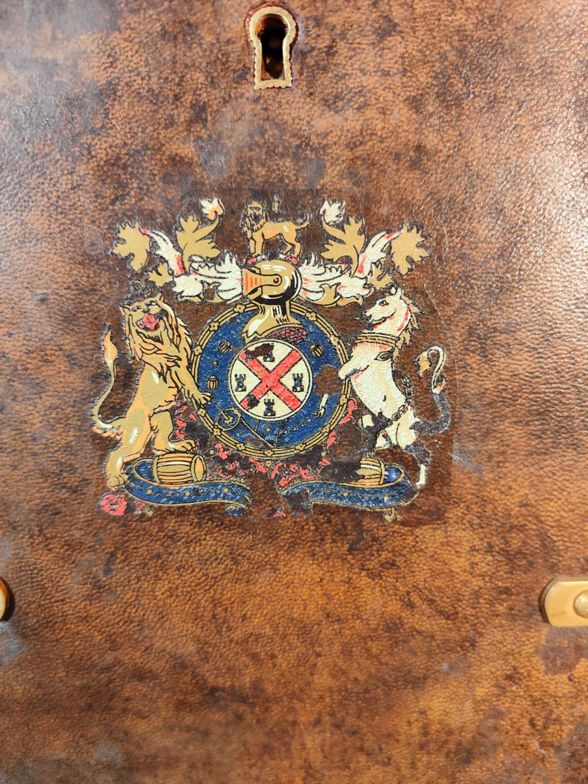 Boîte ancienne avec armoiries 19ème siècle en vente 1