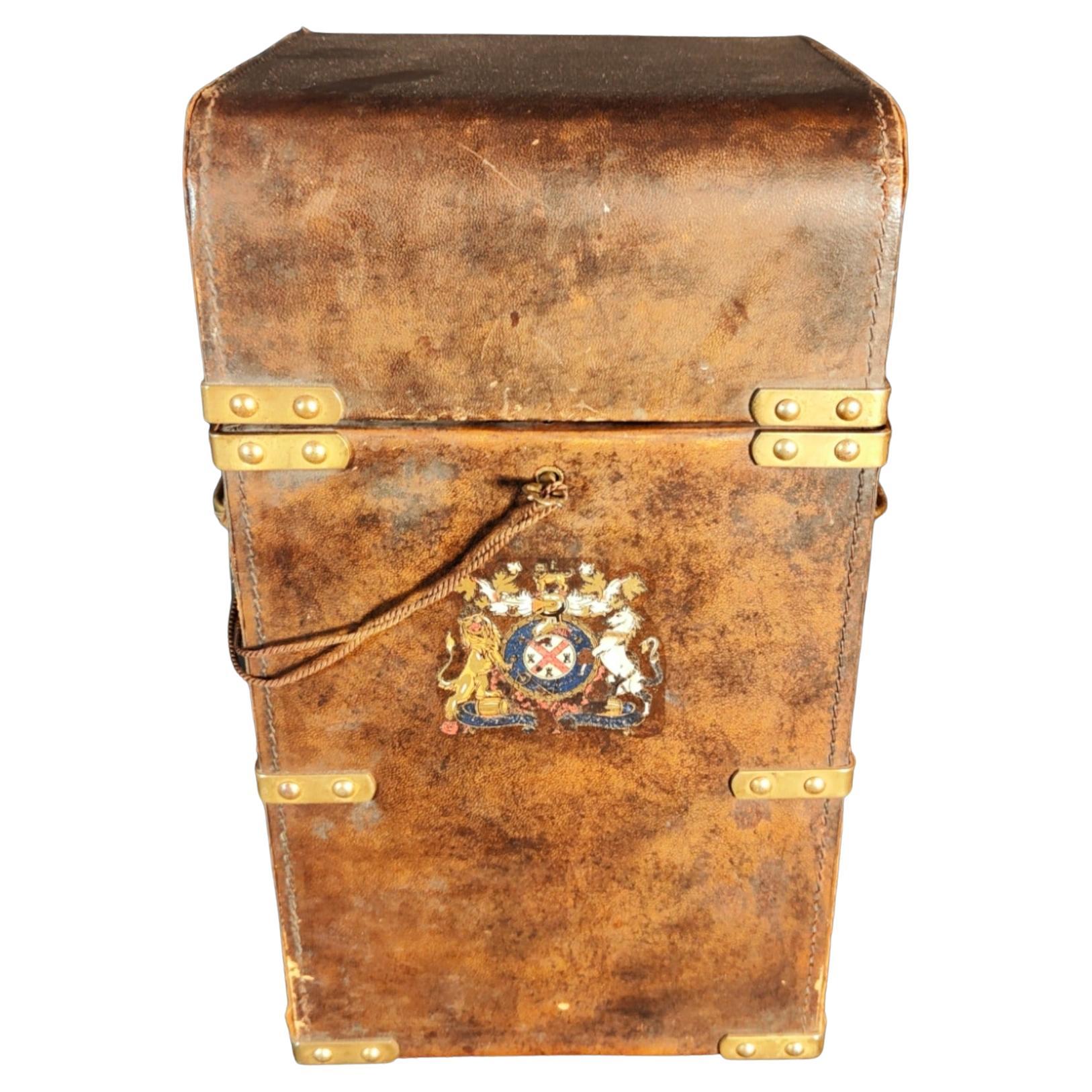 Boîte ancienne avec armoiries 19ème siècle en vente