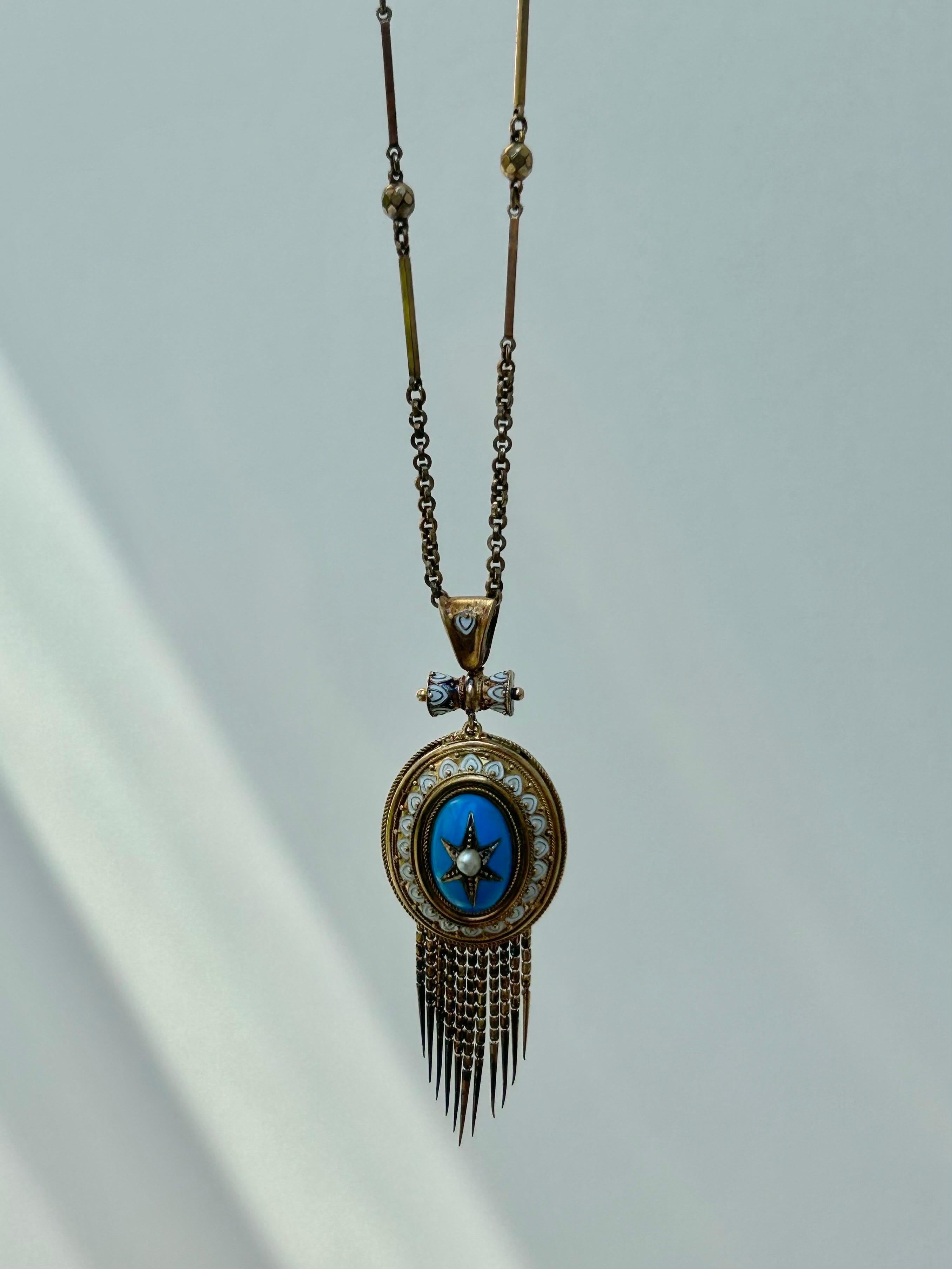Pendentif médaillon ancien en forme de boîte en émail bleu et blanc et perles avec franges Unisexe en vente