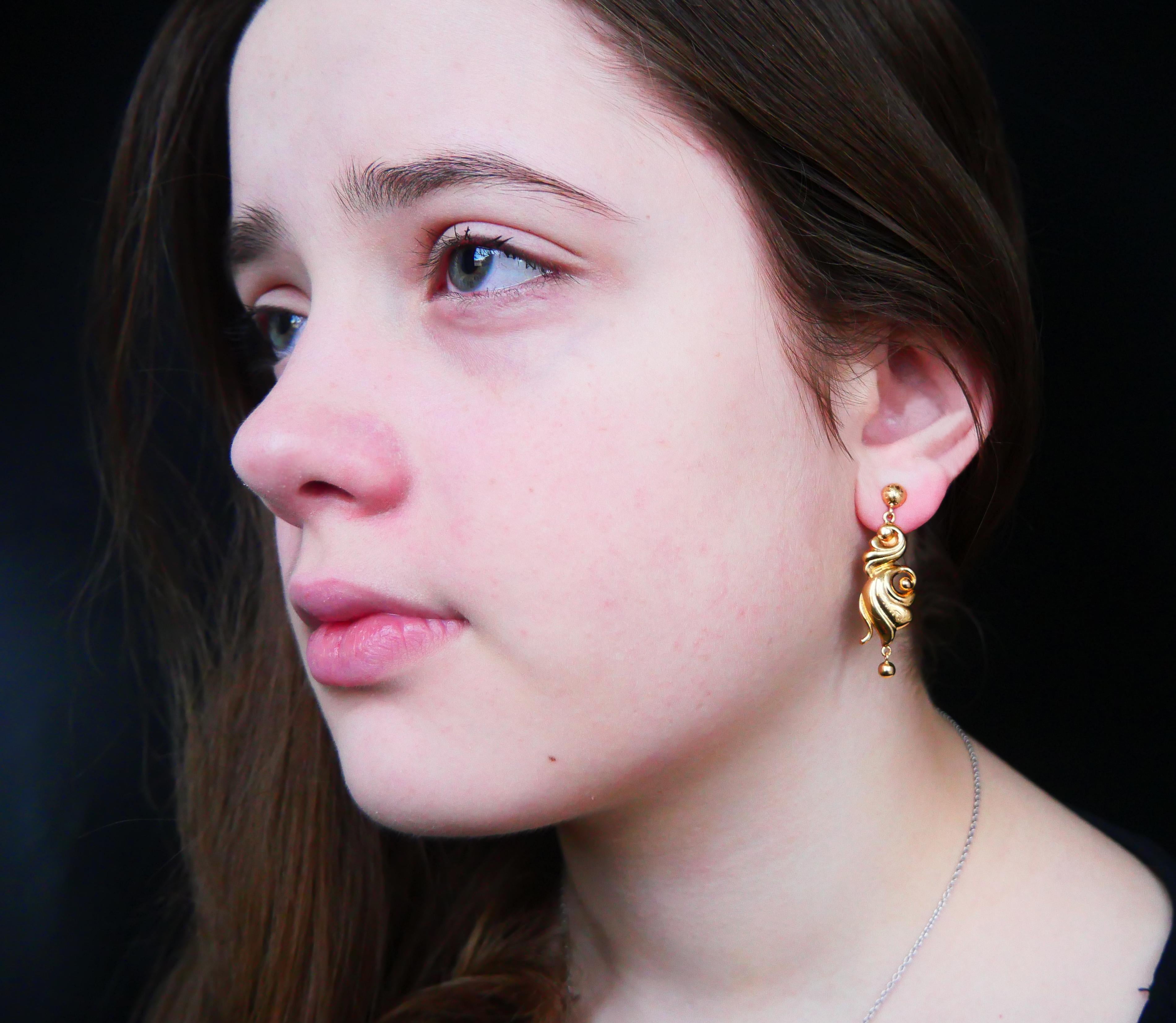 Women's Antique boxed Dangle Earrings solid 18K Gold / 7.76 gr For Sale