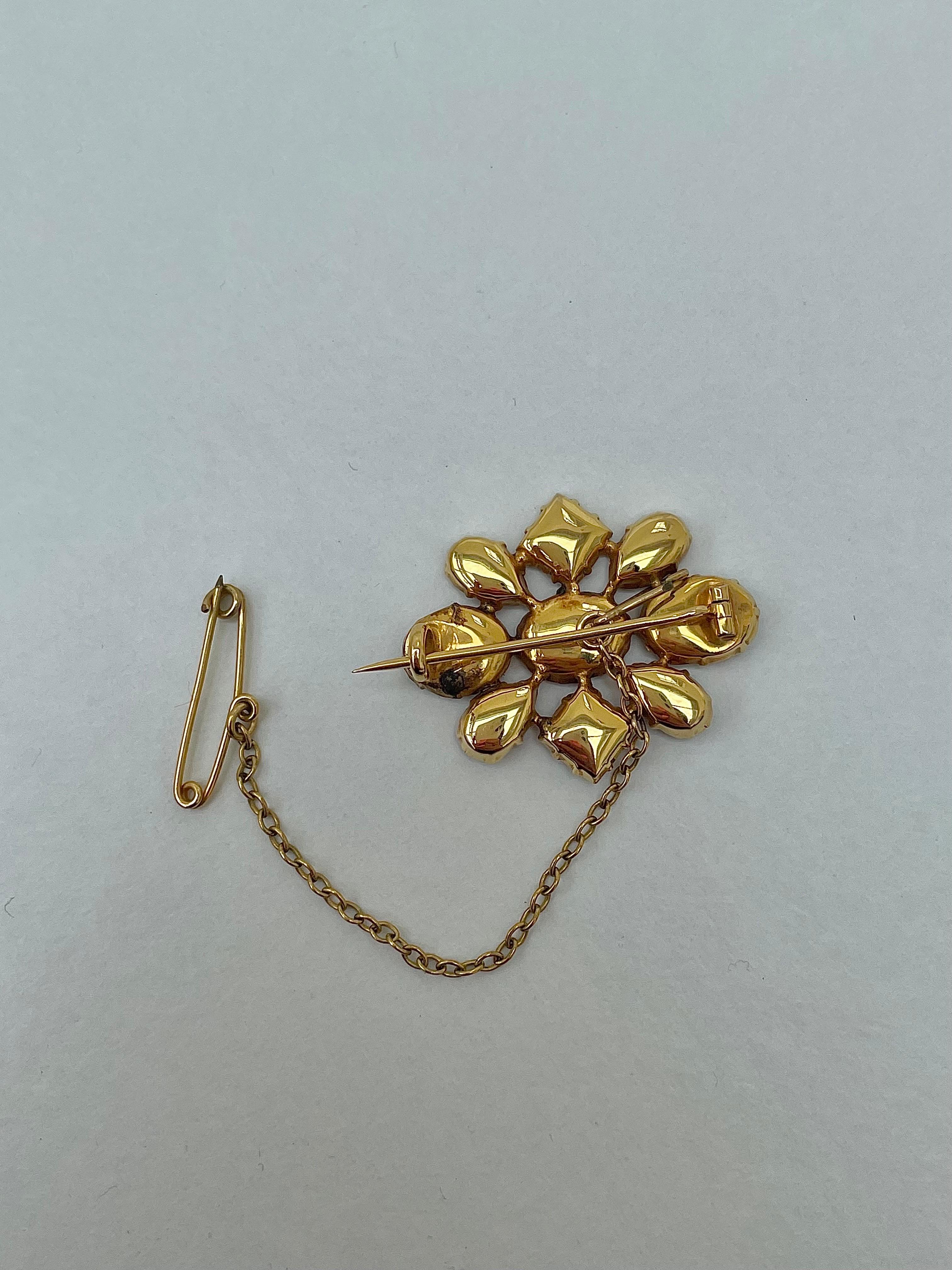 Original Antique Boxed Georgian Flat Cut Garnet Brooch 

Set in yellow gold with original safety chain attached 

the most beautiful flower garnet brooch, she’s truly perfect! 

The item comes with the box!

Measurements: weight 2.76g, length