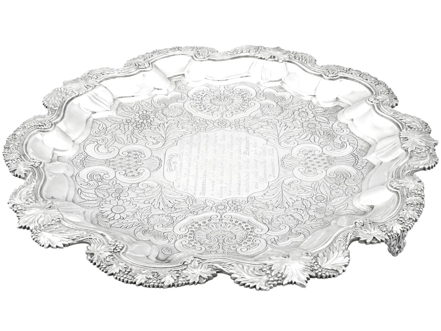 Un magnifique, fin et impressionnant salvateur antique en argent Indian Colonial de George Gordon & S - emballé ; fait partie de notre collection de salvateurs antiques.

Ce magnifique saloir en argent de l'époque coloniale indienne est de forme