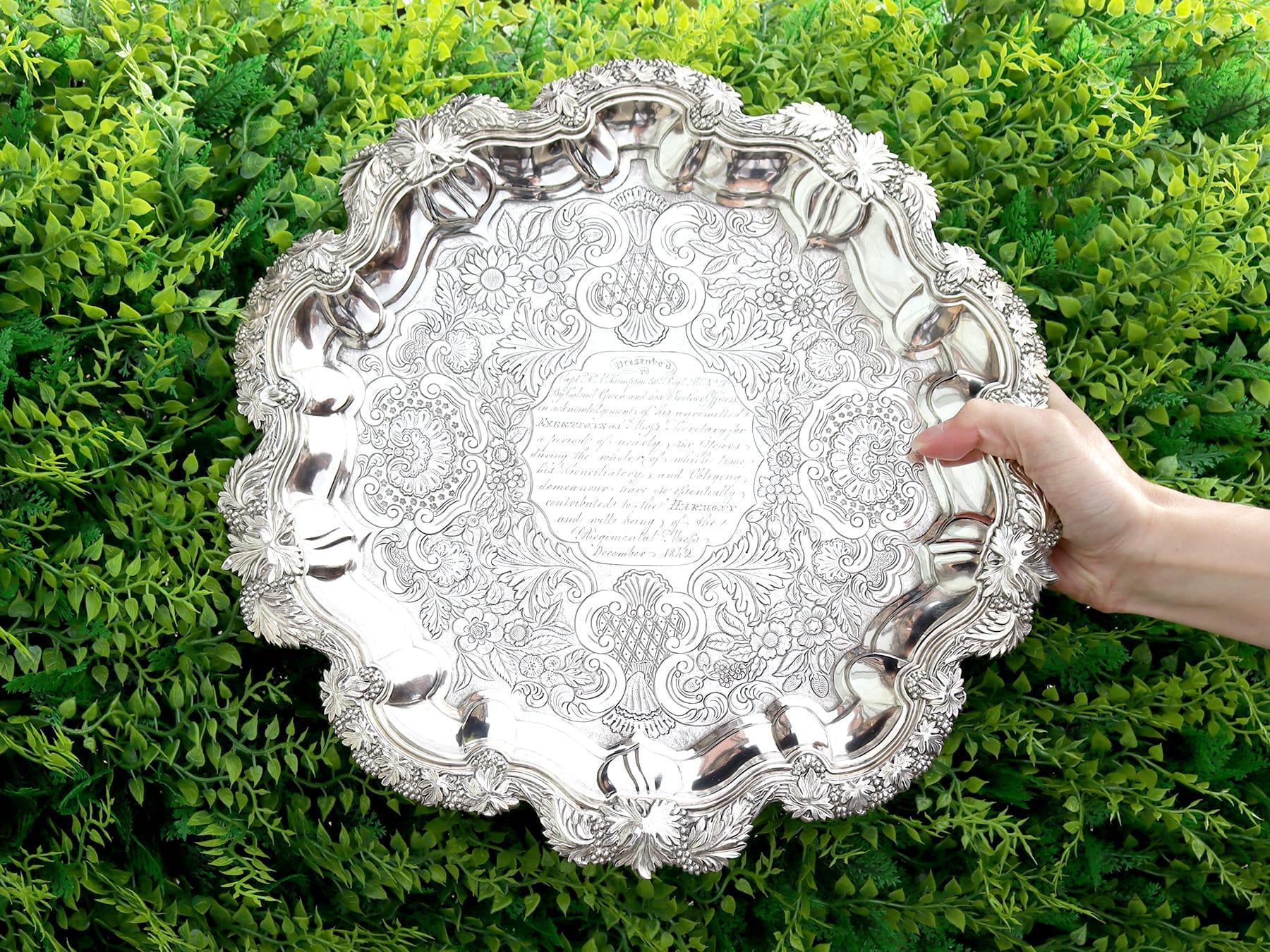 Un magnifique, fin et impressionnant salvateur antique en argent Indian Colonial de George Gordon & S - emballé ; fait partie de notre collection de salvateurs antiques.

Ce magnifique saloir en argent de l'époque coloniale indienne est de forme