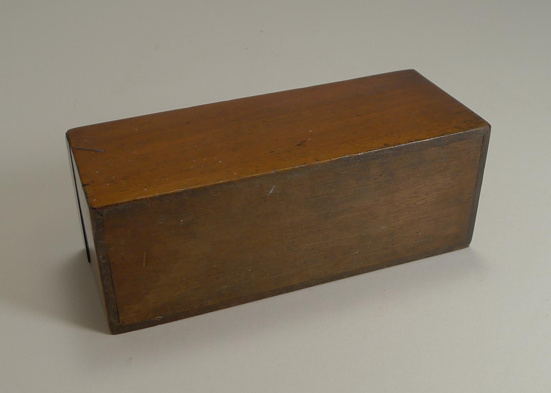 Antique Boxed Set English Bone and Ebony Dominoes, circa 1910 In Good Condition In Bath, GB