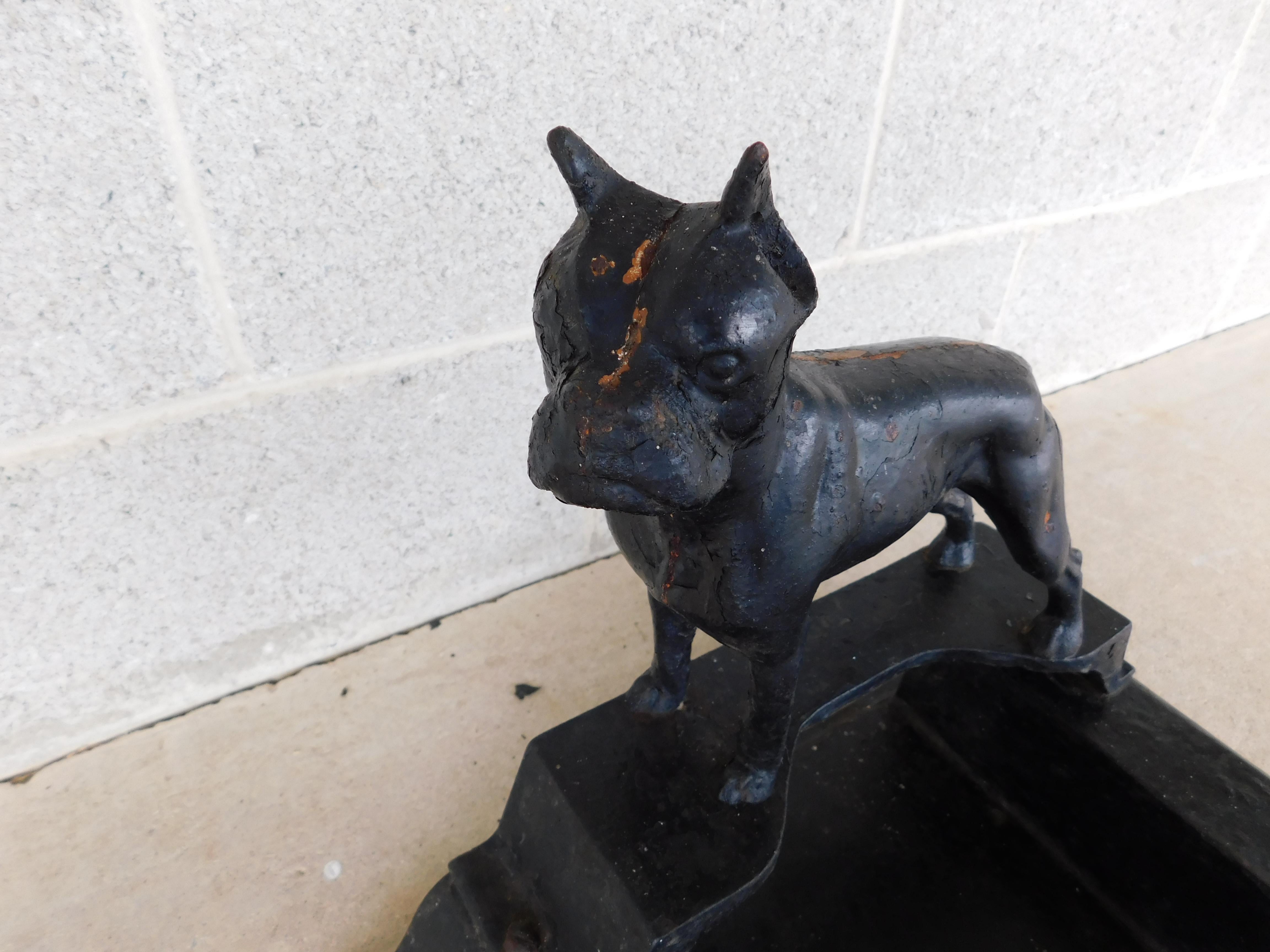 Antiker Boxer Stier Hund Gusseisen Stiefelschaber  (Amerikanische Klassik) im Angebot