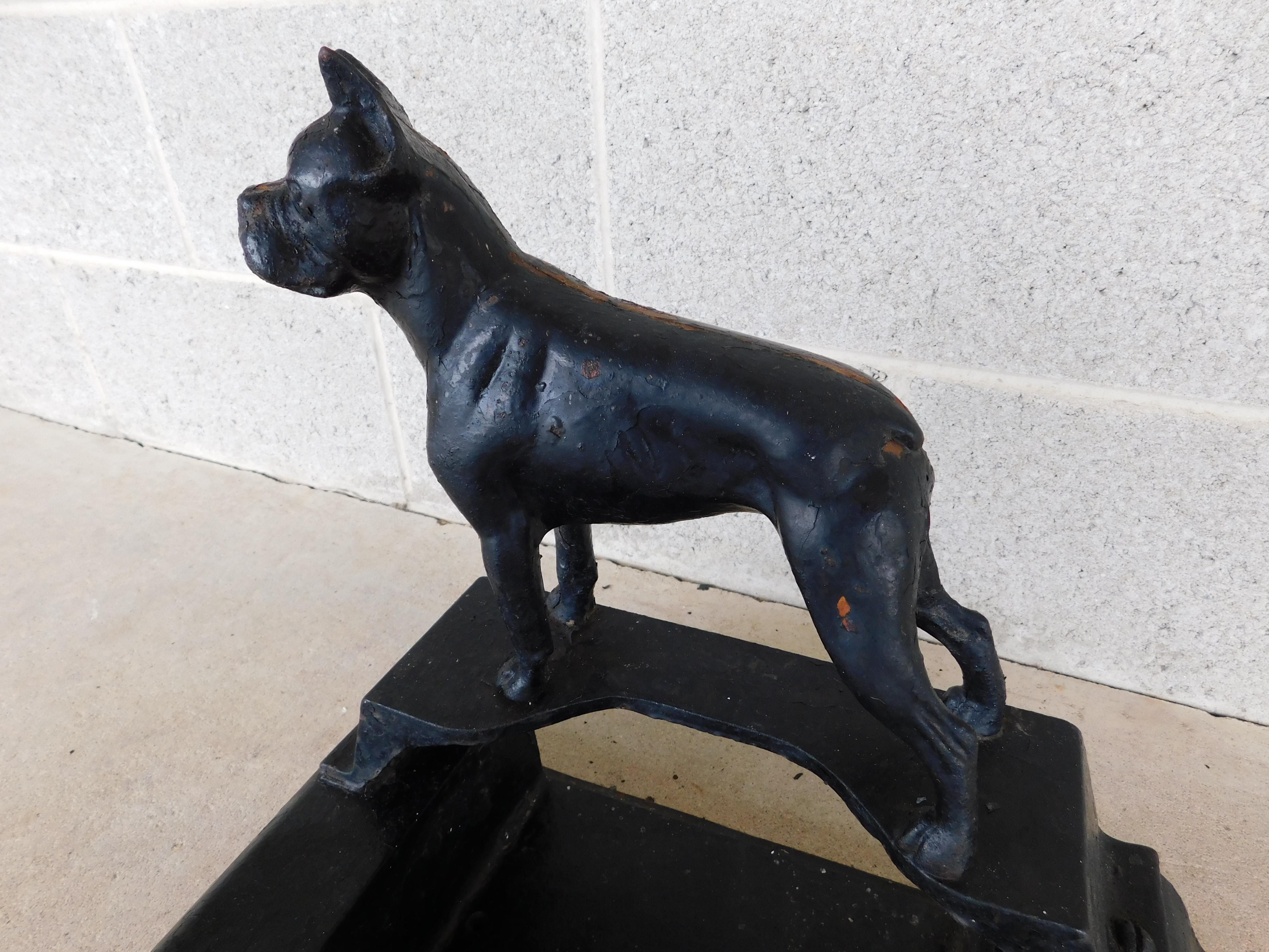 Nord-américain Grattoir en fonte pour bottes Boxer Bull Dog Antique  en vente