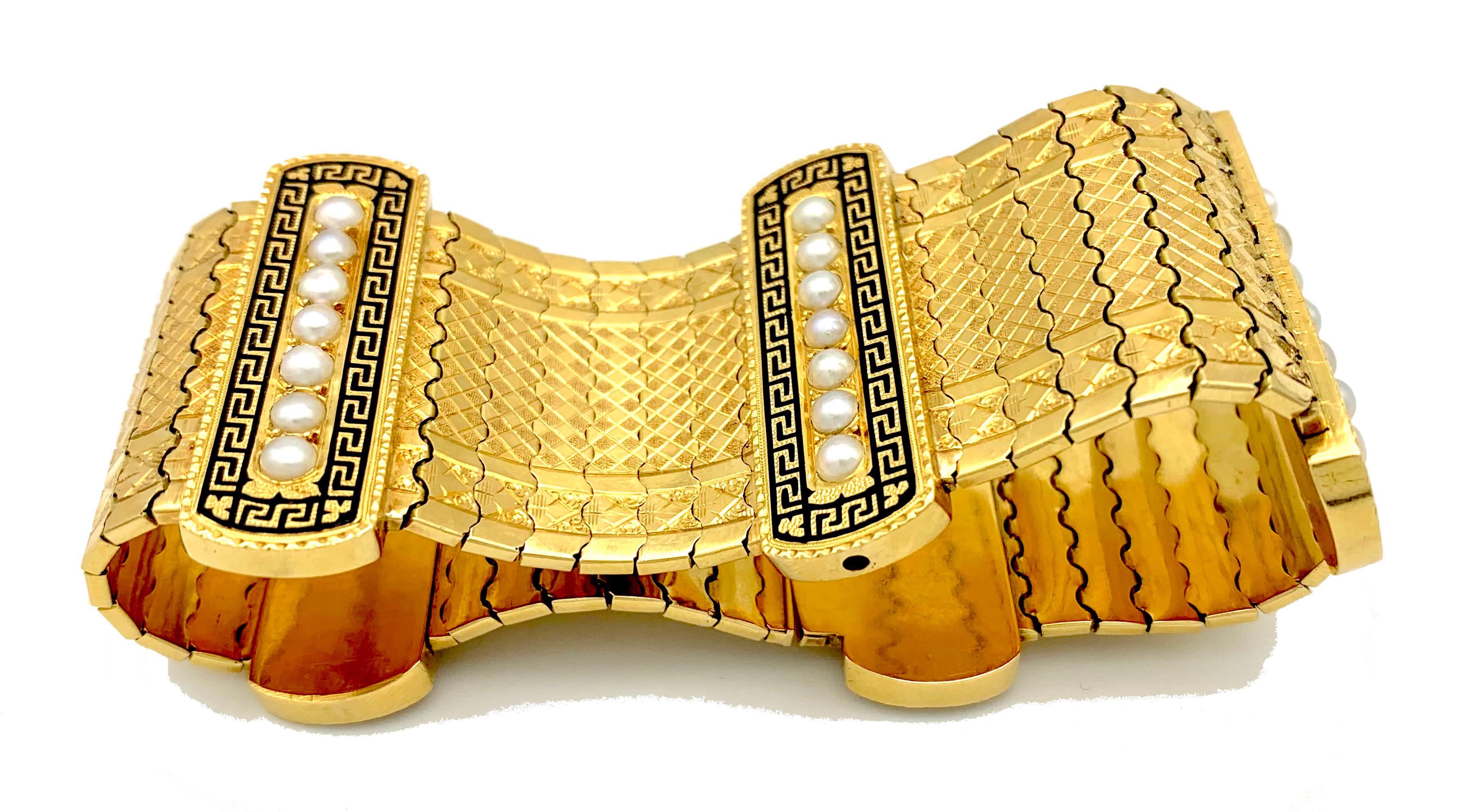 Antikes Armband aus 18 Karat Gold mit natürlicher Perle und Emaille mit griechischem Schlüsselmuster, Frankreich im Zustand „Gut“ im Angebot in Munich, Bavaria