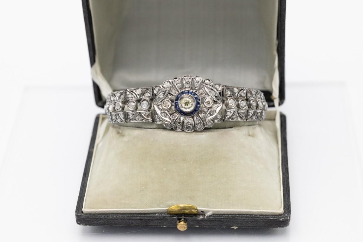 Delicada pulsera de plata hecha a mano, ricamente decorada con 170 diamantes en talla brillante antiguo y facetado con un peso total de aprox. 2,53 ct.

Hermosa forma calada, ricamente engastada con diamantes.

Además, la pulsera está engastada con