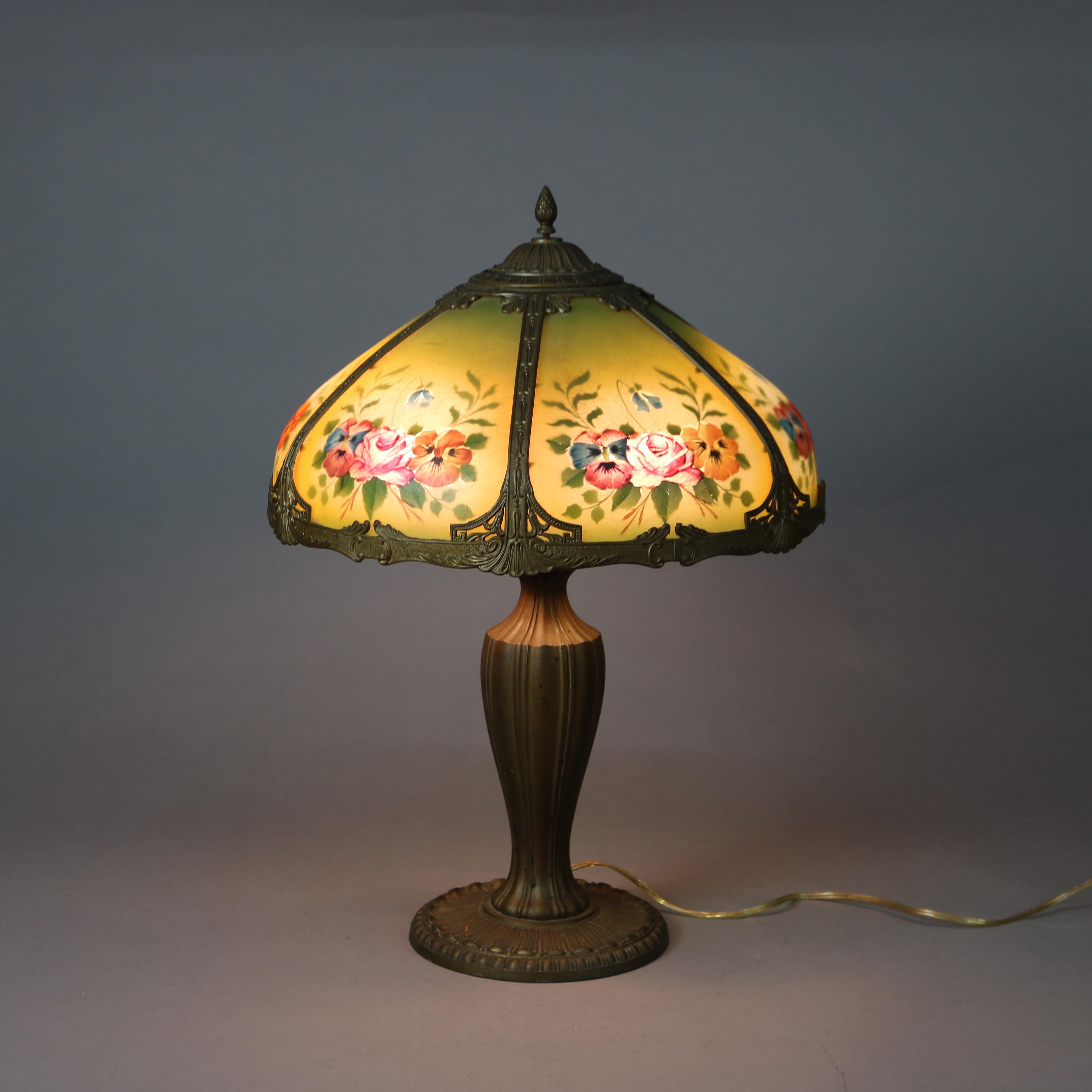 Lampe ancienne signée Bradley & Hubbard, Arts and Crafts, peinte à l'envers de motifs floraux, c1920

Dimensions : 23 