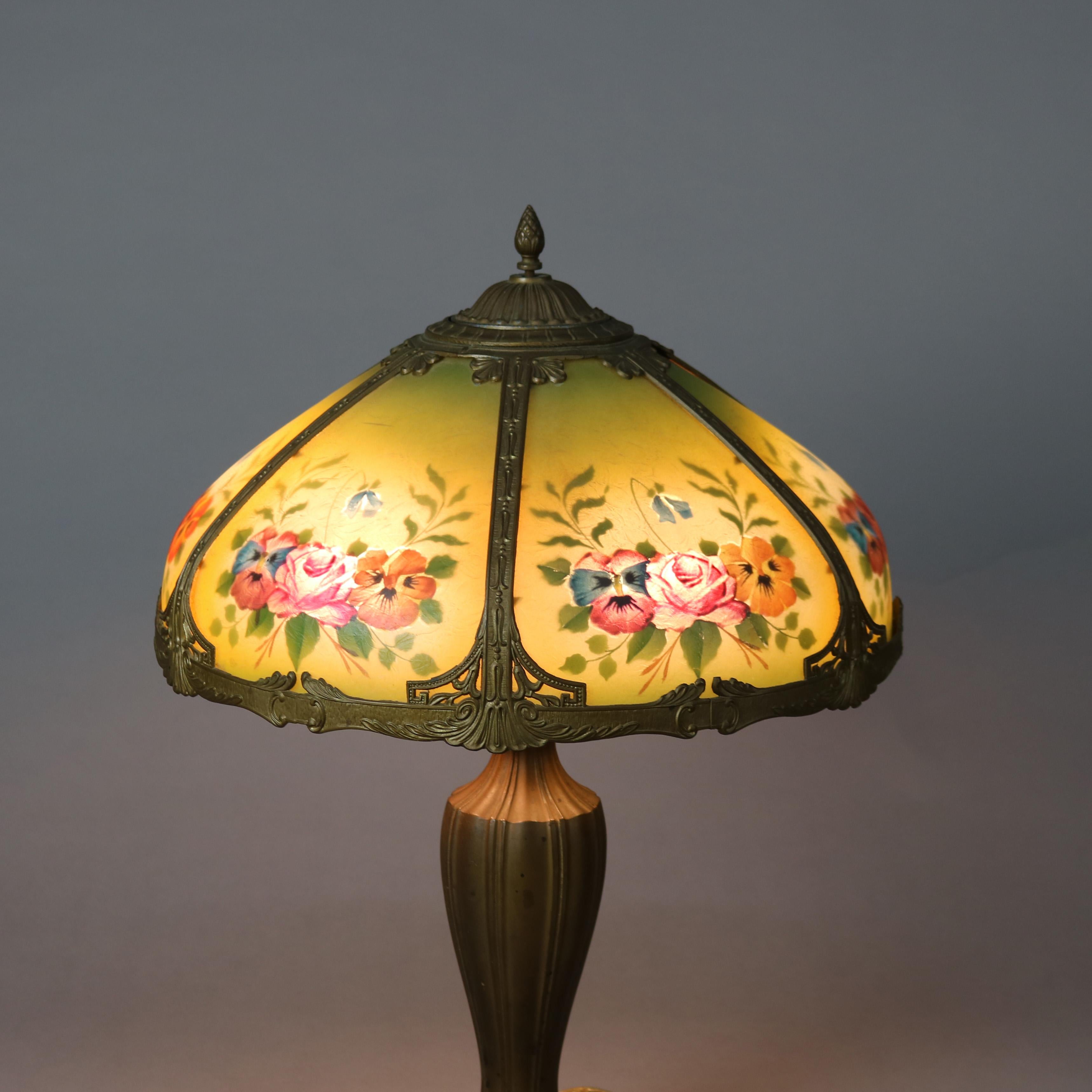 Américain Lampe florale ancienne Bradley & Hubbard Arts and Crafts peinte à l'envers, signée en vente