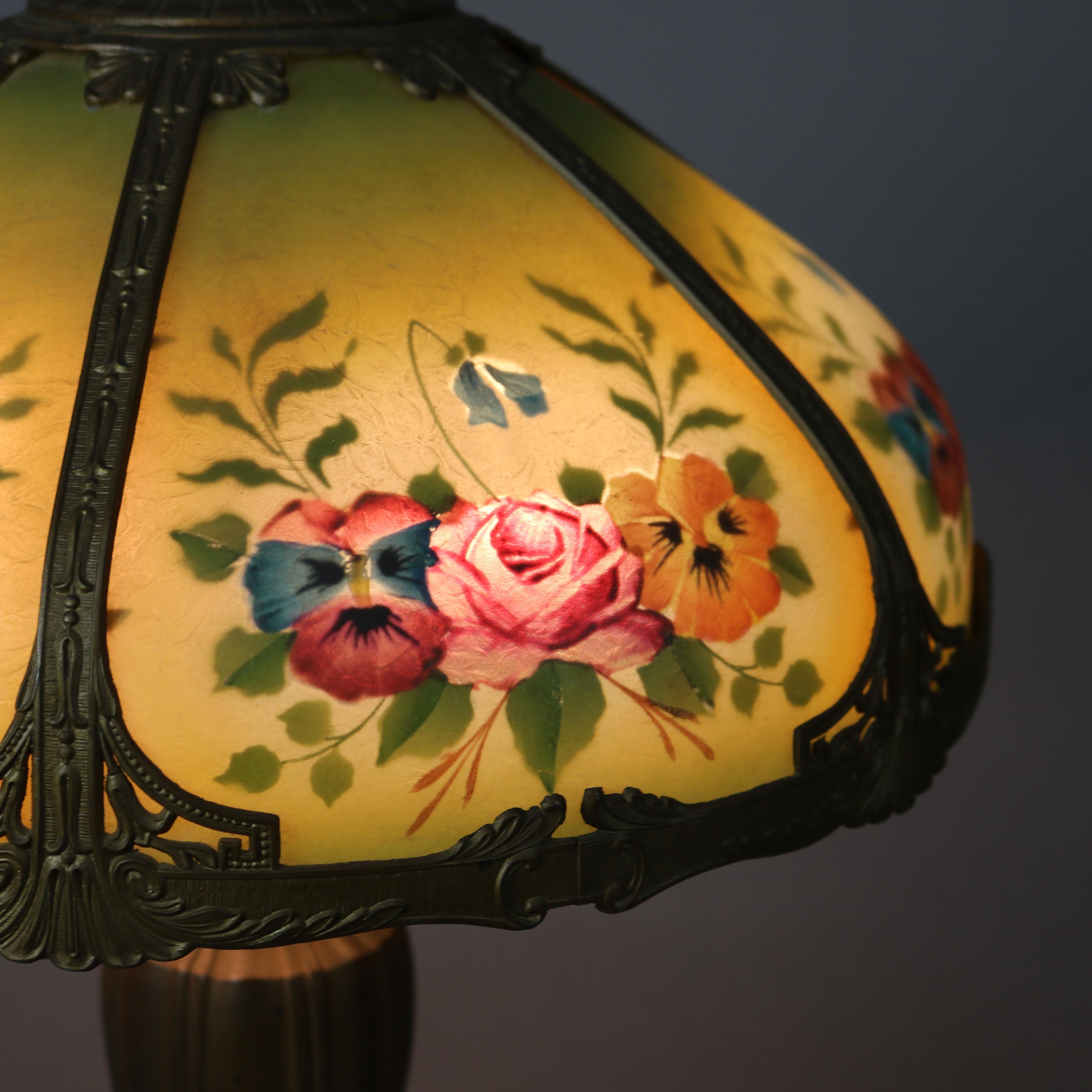 Peint à la main Lampe florale ancienne Bradley & Hubbard Arts and Crafts peinte à l'envers, signée en vente