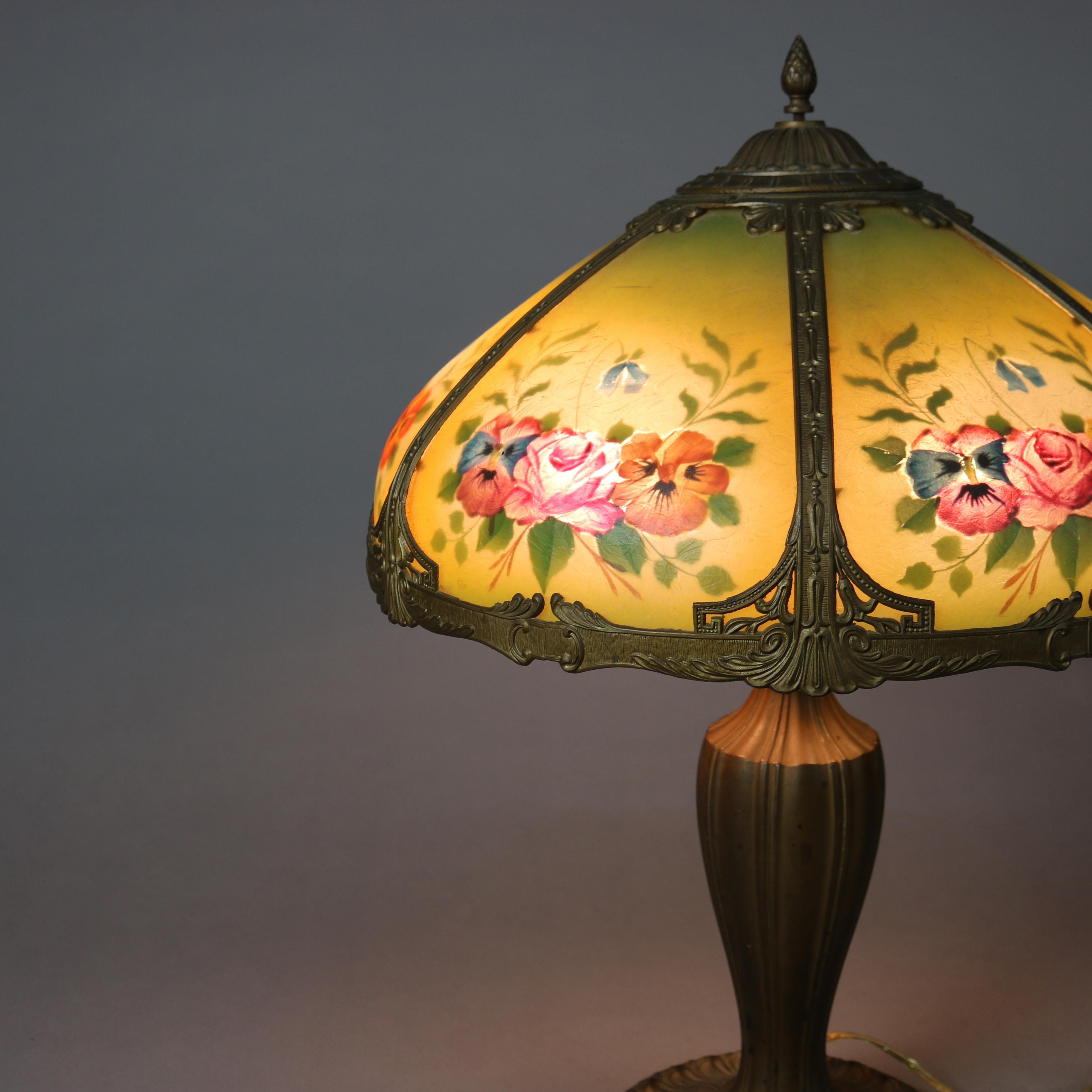 Peinture Lampe florale ancienne Bradley & Hubbard Arts and Crafts peinte à l'envers, signée en vente