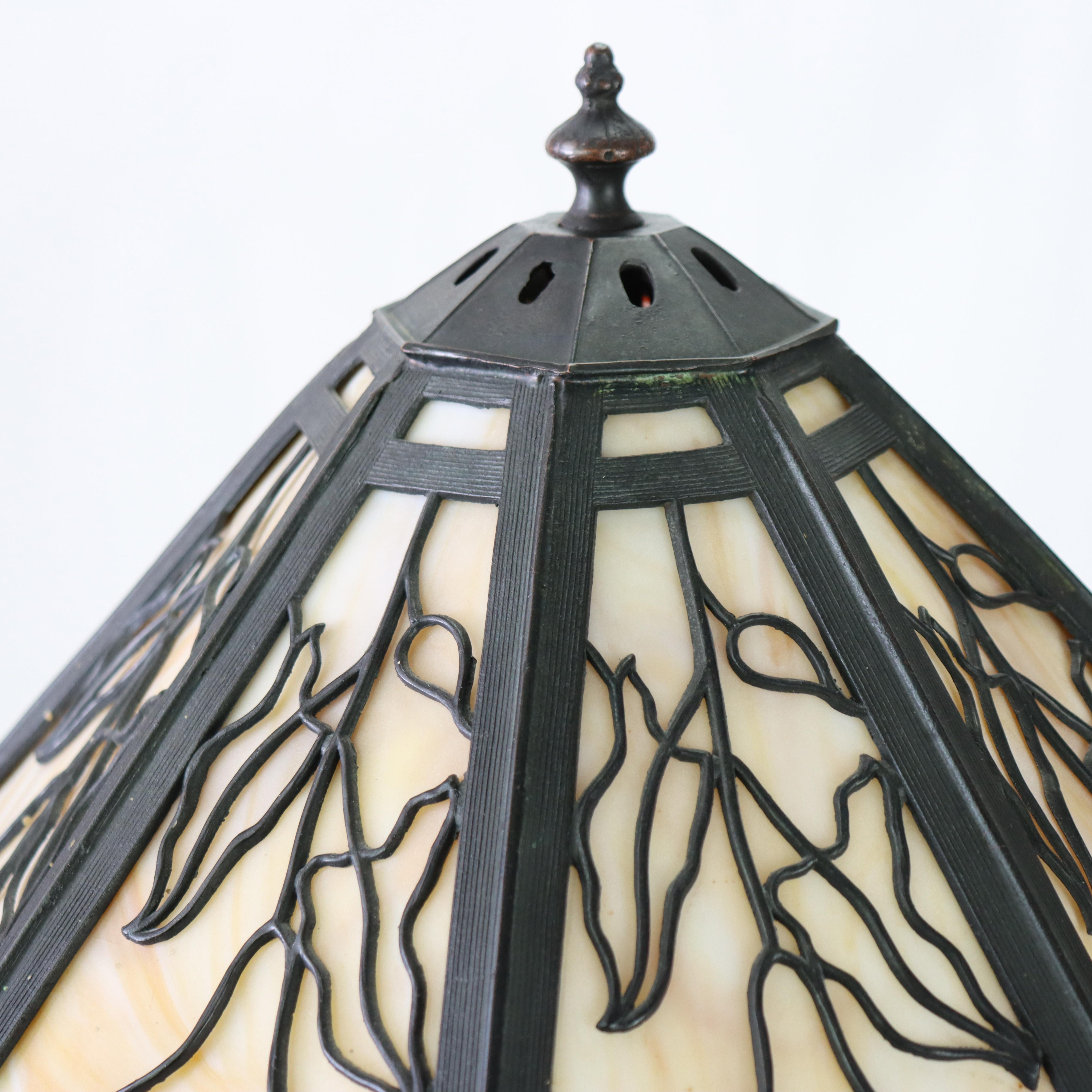 Arts and Crafts Ancienne lampe à 8 panneaux en verre scorie 2 tons de Bradley & Hubbard Arts & Crafts c1920 en vente