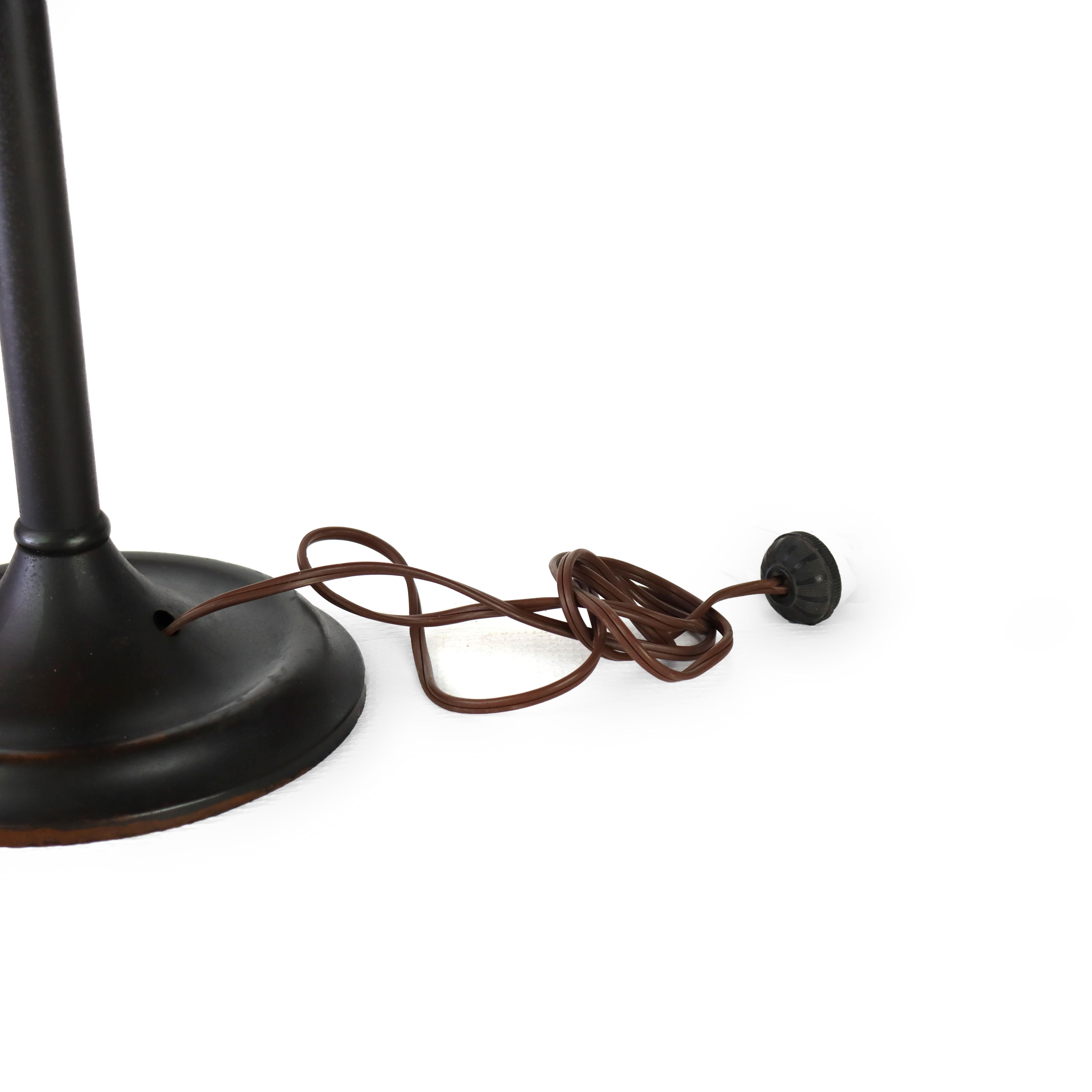 Ancienne lampe à 8 panneaux en verre scorie 2 tons de Bradley & Hubbard Arts & Crafts c1920 Bon état - En vente à Big Flats, NY