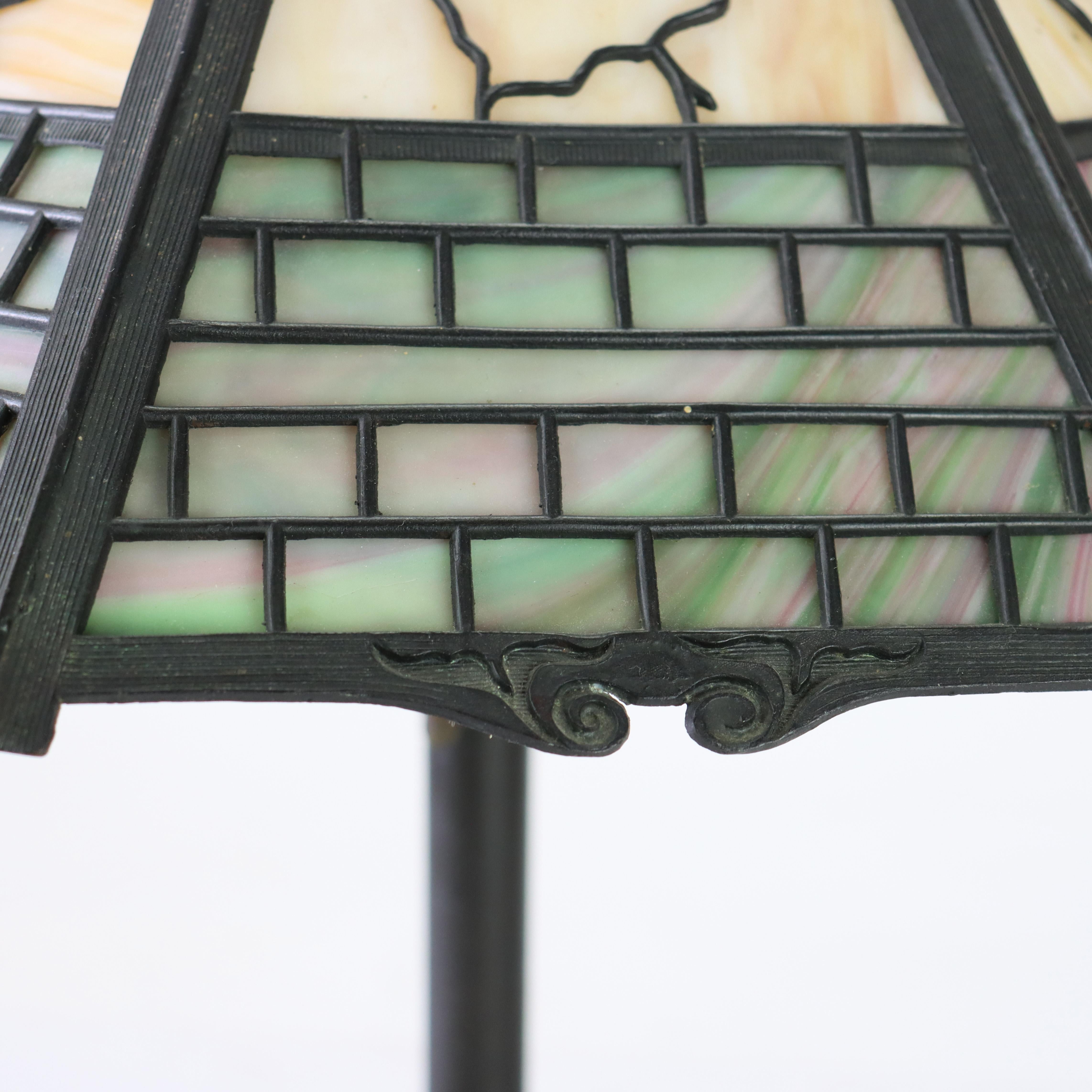 XIXe siècle Ancienne lampe à 8 panneaux en verre scorie 2 tons de Bradley & Hubbard Arts & Crafts c1920 en vente