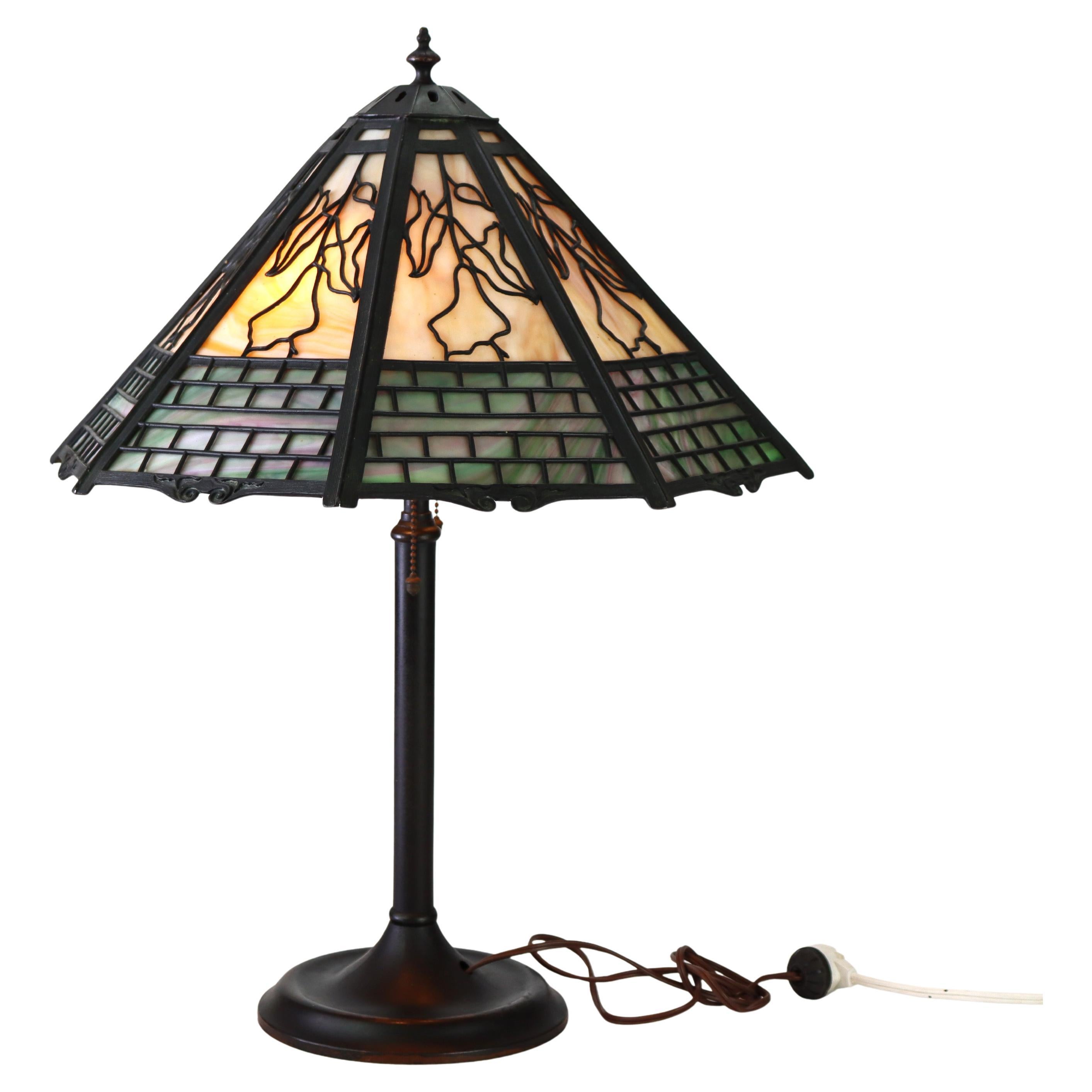 Ancienne lampe à 8 panneaux en verre scorie 2 tons de Bradley & Hubbard Arts & Crafts c1920