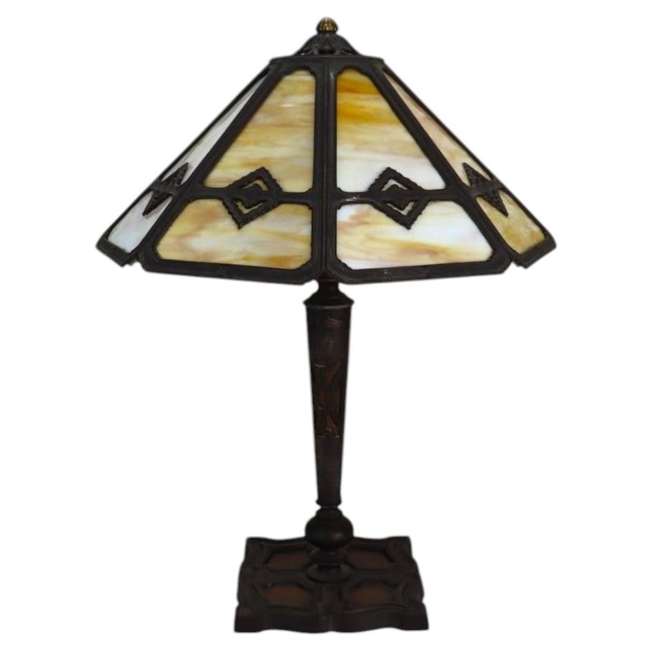 Lampada da tavolo d'epoca Bradley & Hubbard in stile Arts & Crafts a 8 pannelli in vetro di scoria, 1920 circa