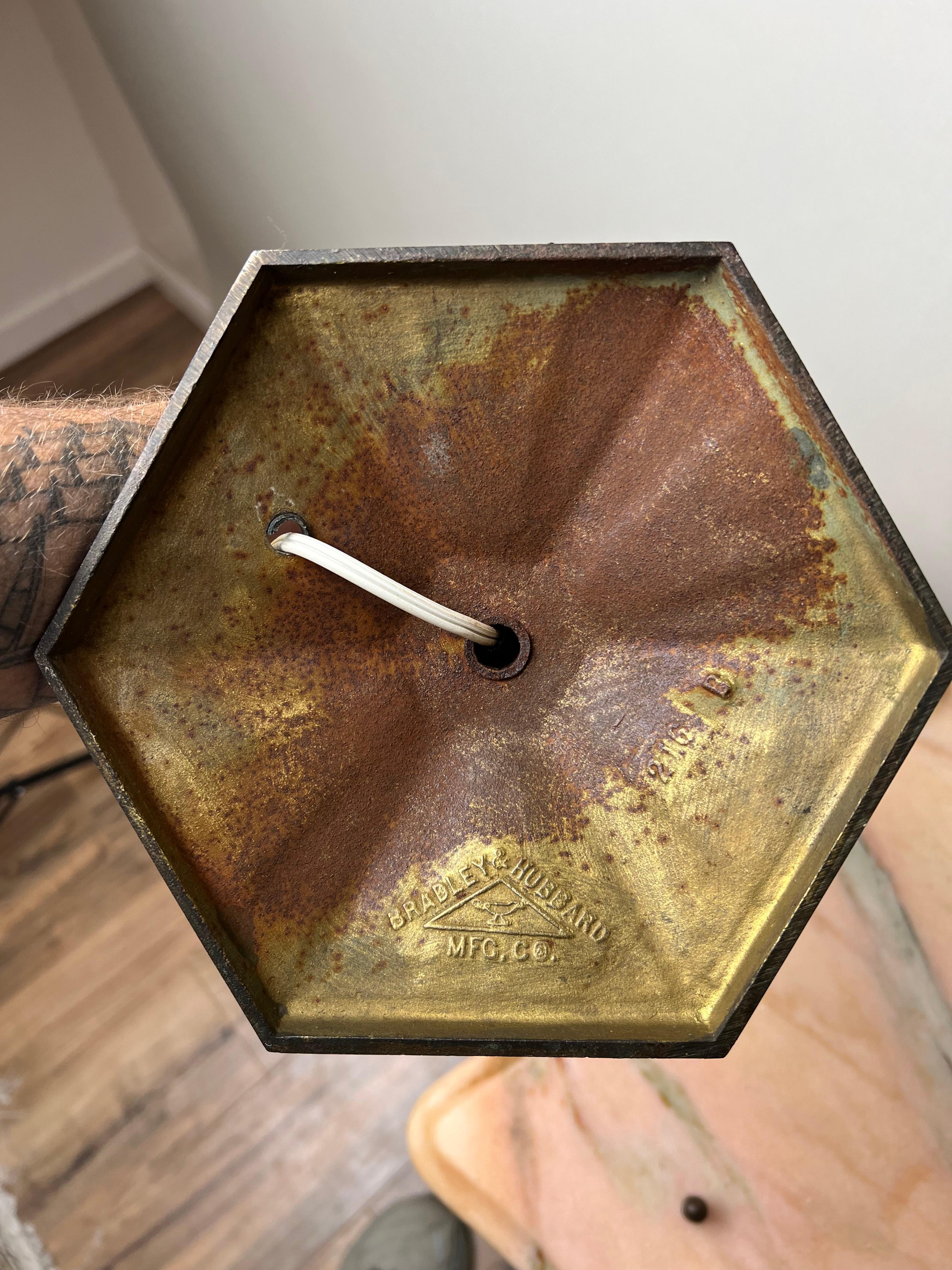 Lampe ancienne Bradley & Hubbard Arts & Crafts Prairie School Slag Glass Bon état - En vente à Westfield, MA