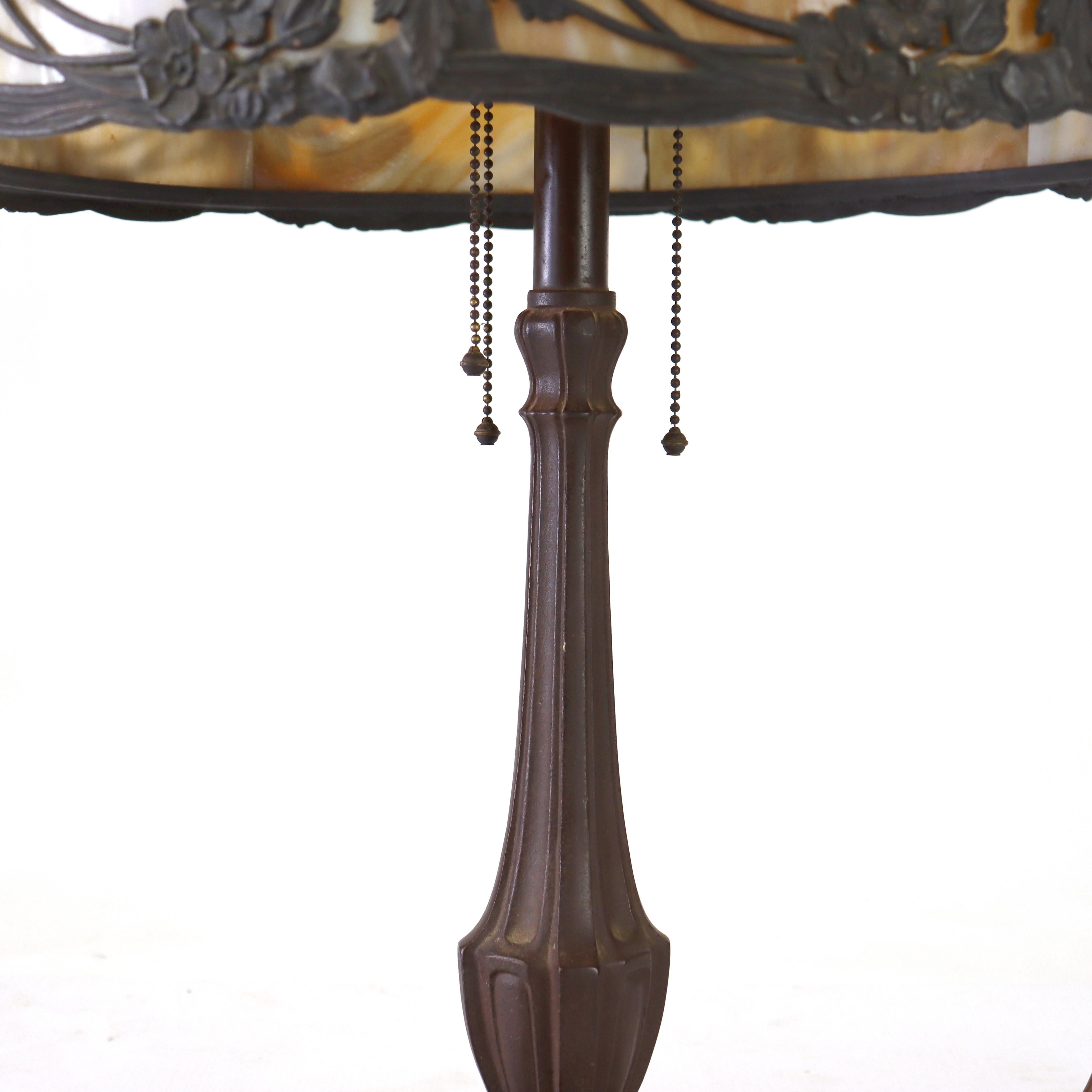 Antique Bradley & Hubbard attr Arts & Crafts 8 Panel Slag Glass Table Lamp c1920 Estadounidense en venta