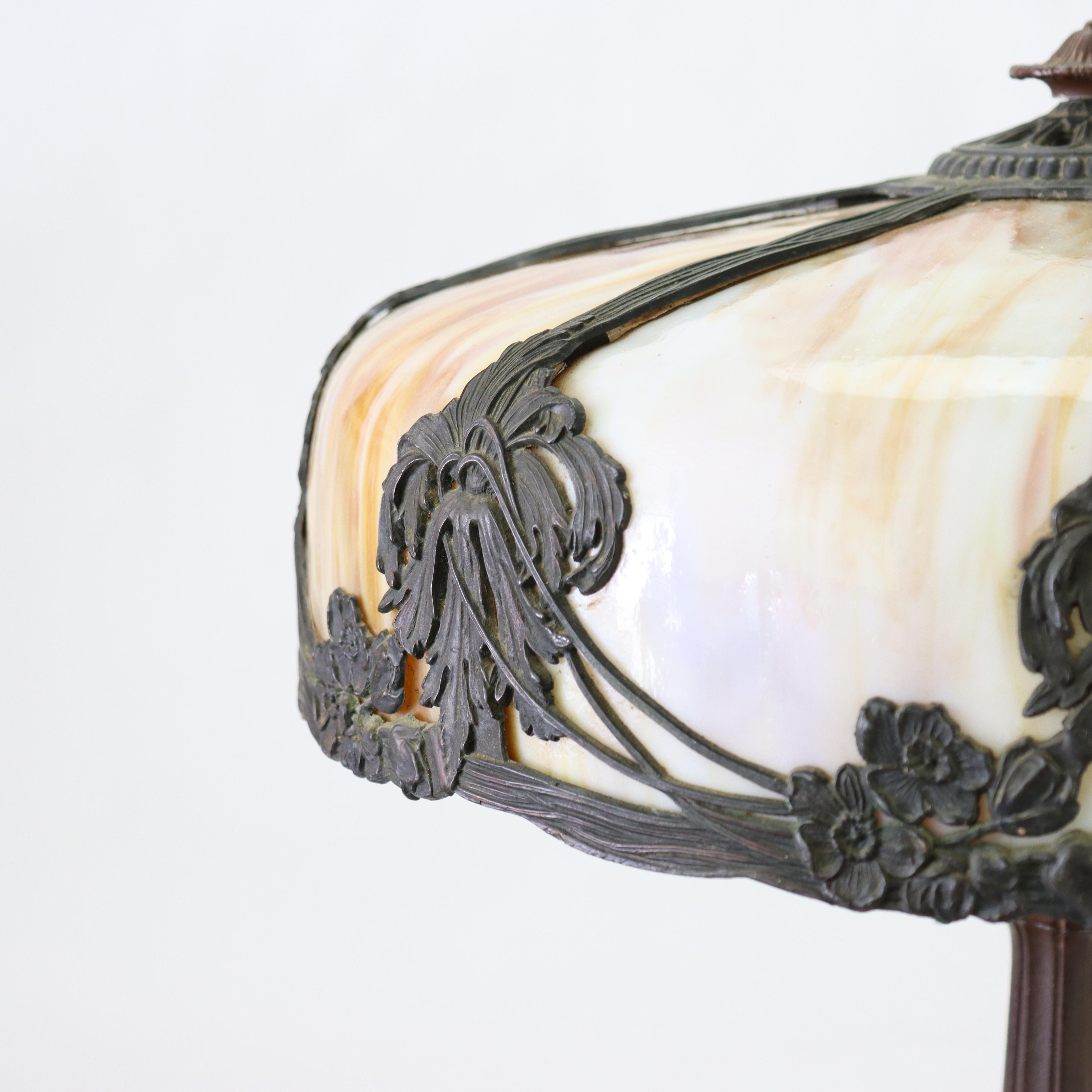 Antique Bradley & Hubbard attr Arts & Crafts 8 Panel Slag Glass Table Lamp c1920 siglo XX en venta