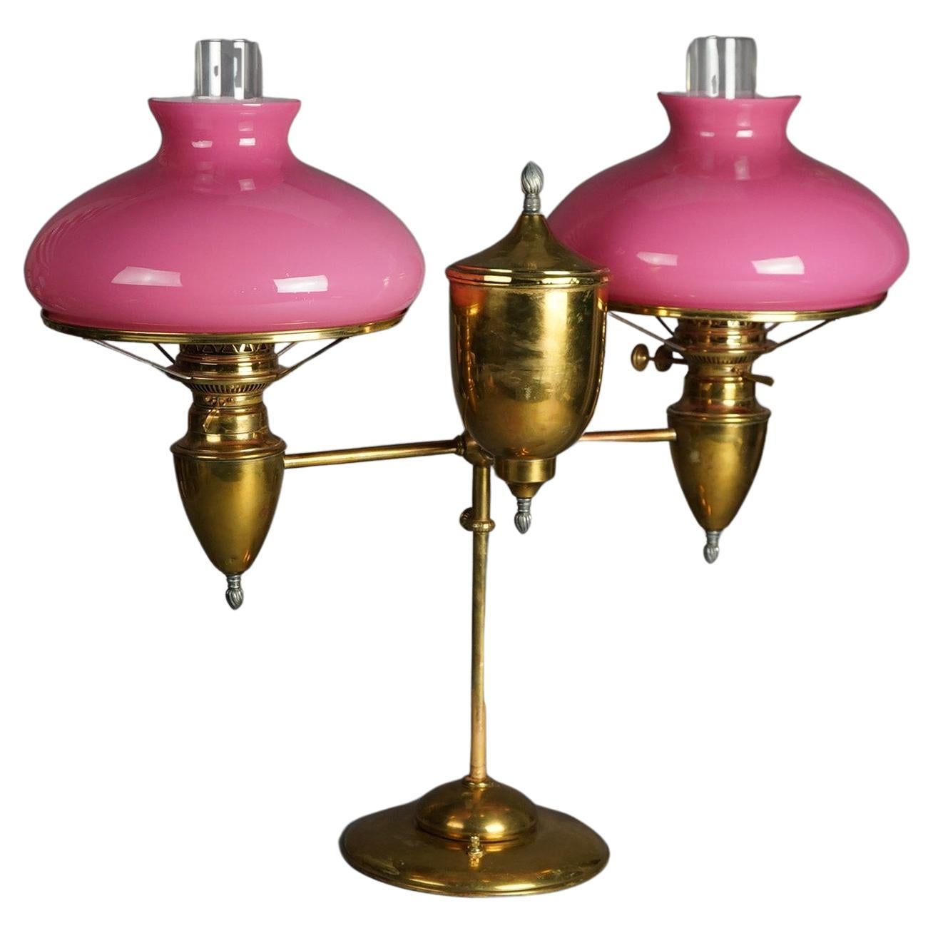 Antigua lámpara de estudiante doble de latón Bradley & Hubbard con pantallas rosas c1880
