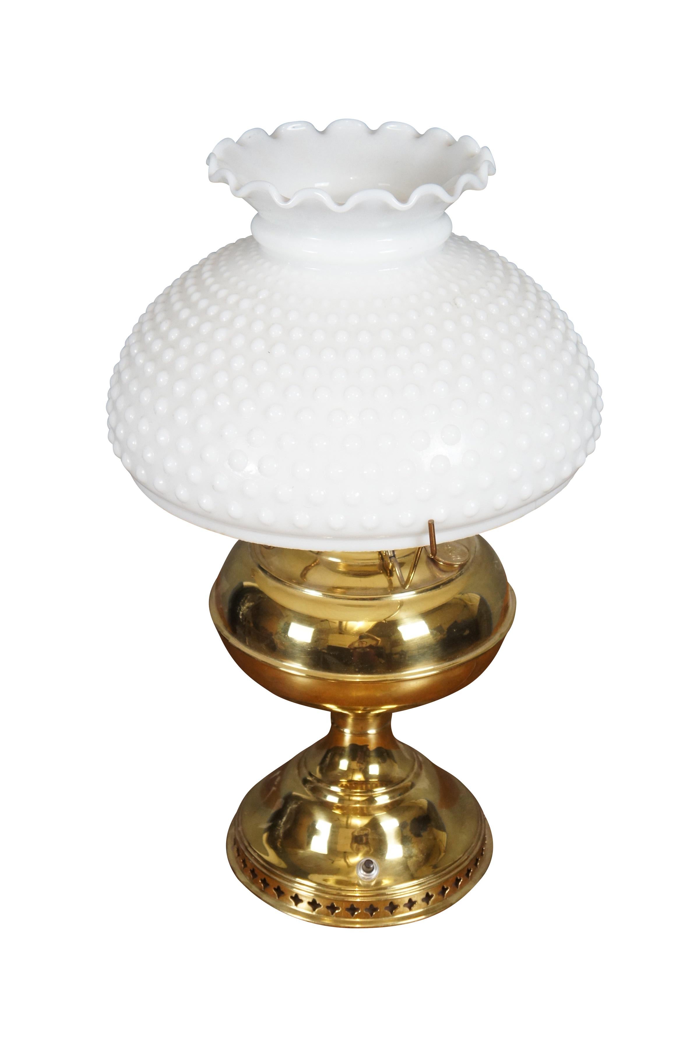 Lampe à huile en laiton Bradley & Hubbard de la fin du 19e siècle et du début du 20e siècle, avec une base percée en croix et un globe/abat-jour en verre au lait avec un sommet à volants. Converti à l'électricité, interrupteur sur la