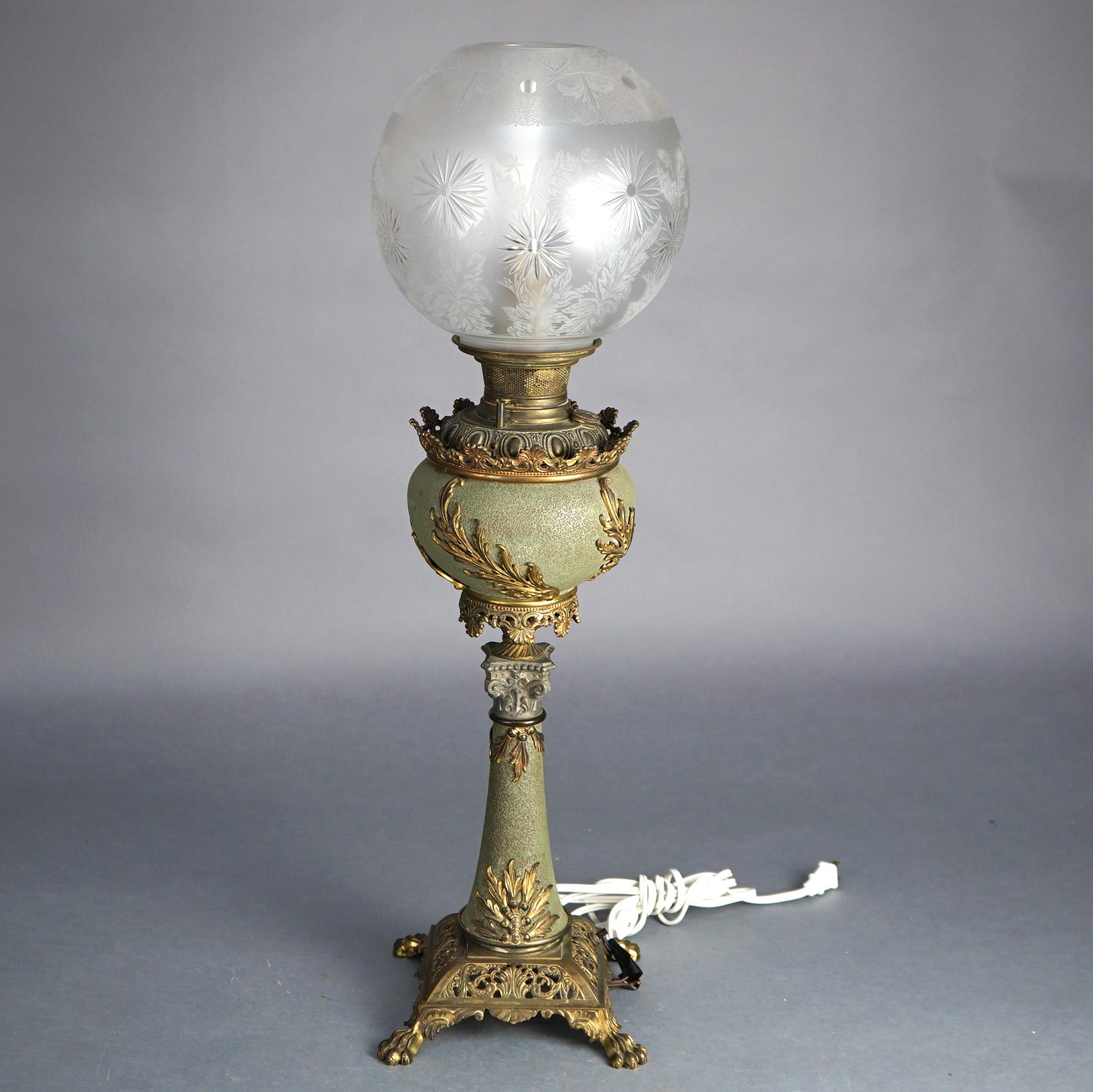 Antike Bradley & Hubbard Klassische Messing-Salonlampe mit Sockel mit Grünspan-Finish, Blattelementen und geätztem Glasschirm, elektrifiziert, um 1890

Maße: 31''H x 8,5''B x 8,5''D
