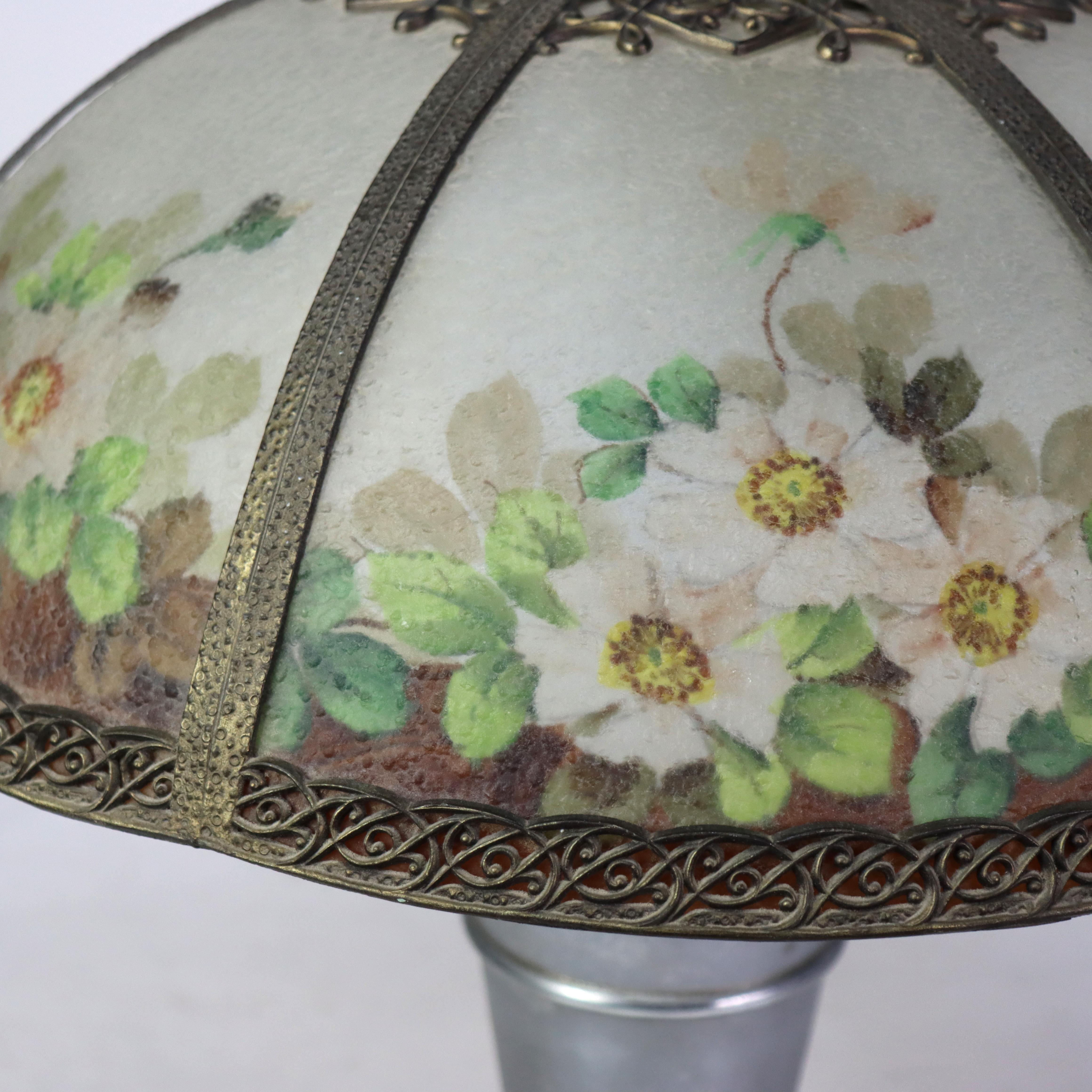 Lampe de table ancienne Bradley & Hubbard peinte à l'envers avec des cornouillers C1920.  
Dimensions - 22 