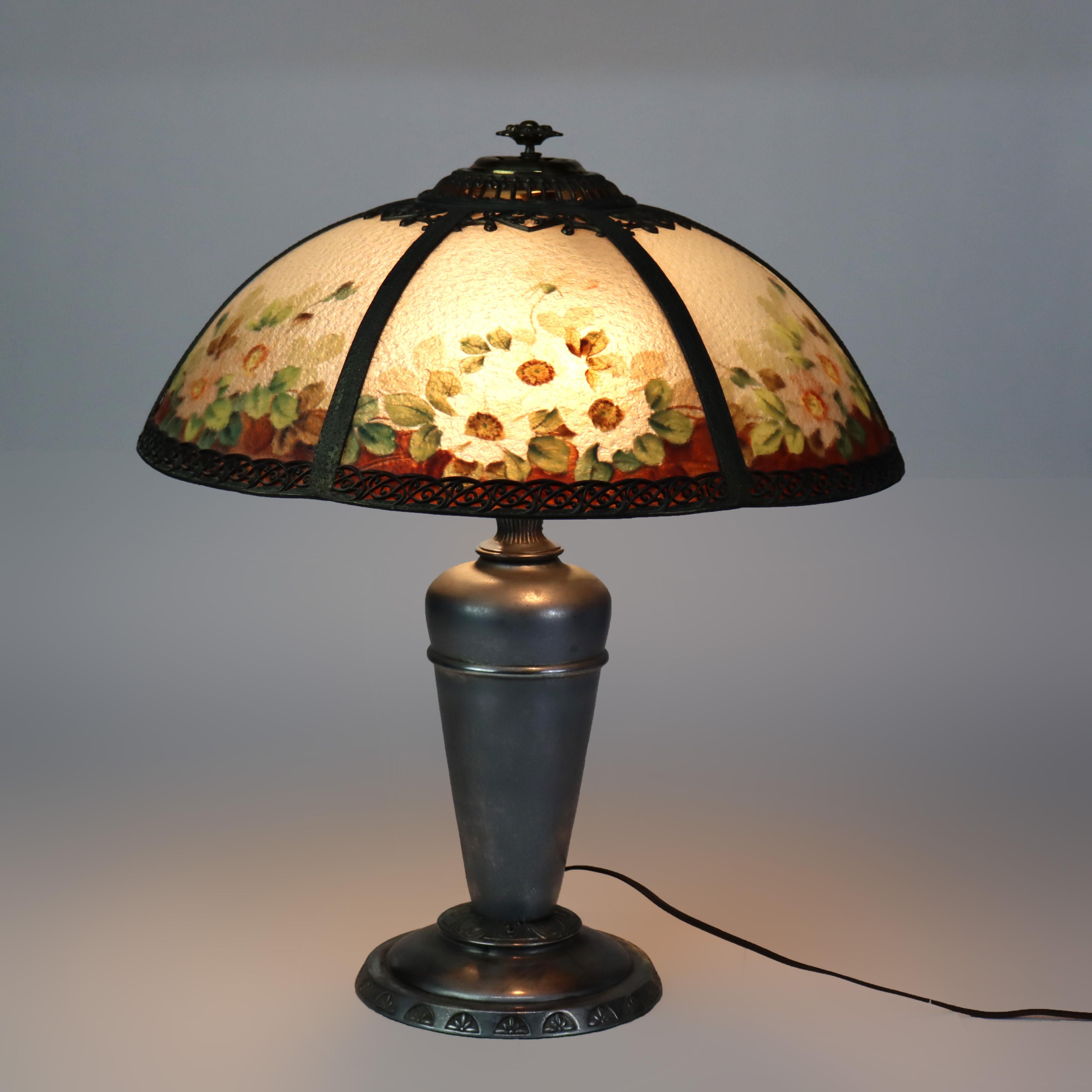 Américain Ancienne lampe de bureau Bradley & Hubbard peinte à l'envers en bois de chien à fleurs C1920 en vente