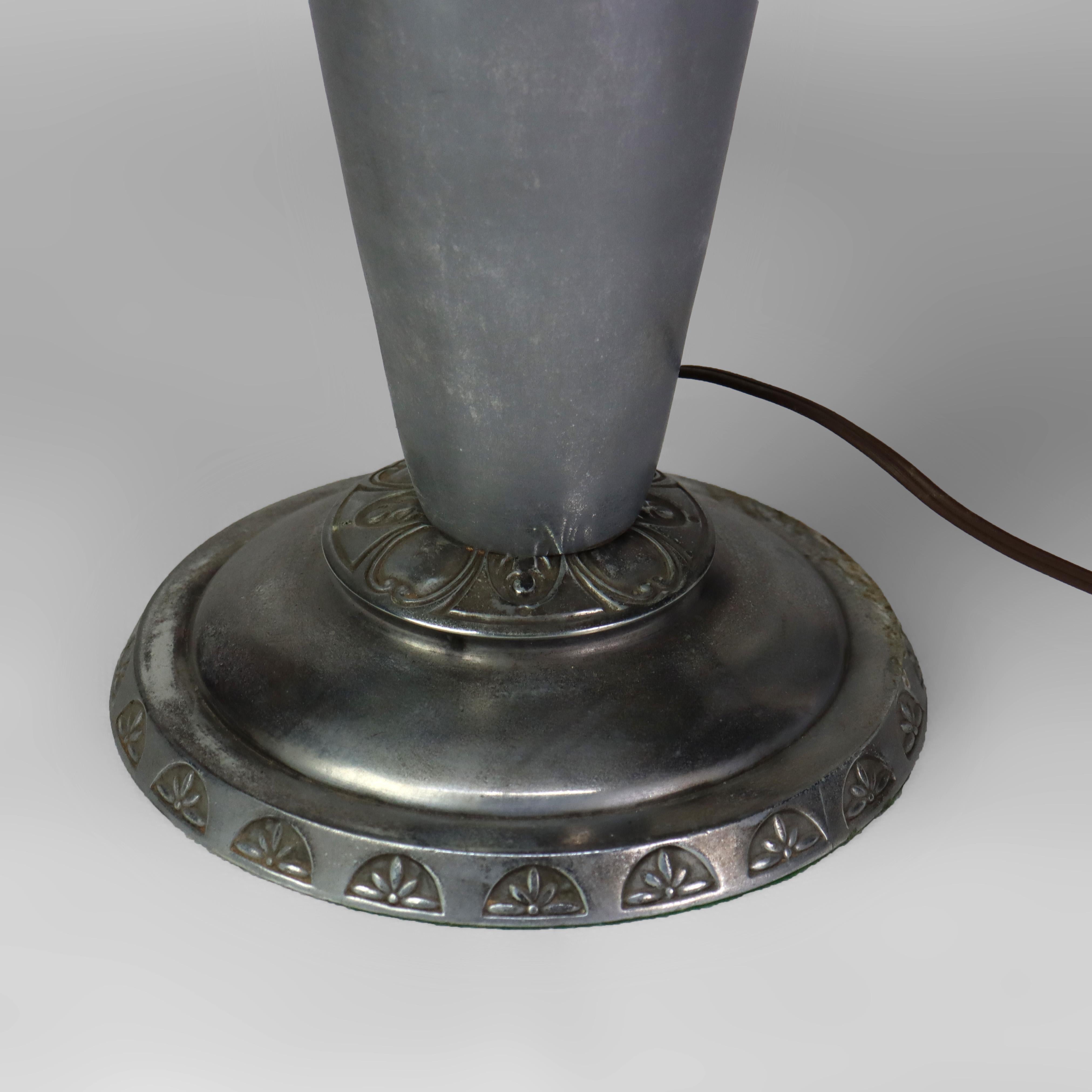 Ancienne lampe de bureau Bradley & Hubbard peinte à l'envers en bois de chien à fleurs C1920 Bon état - En vente à Big Flats, NY