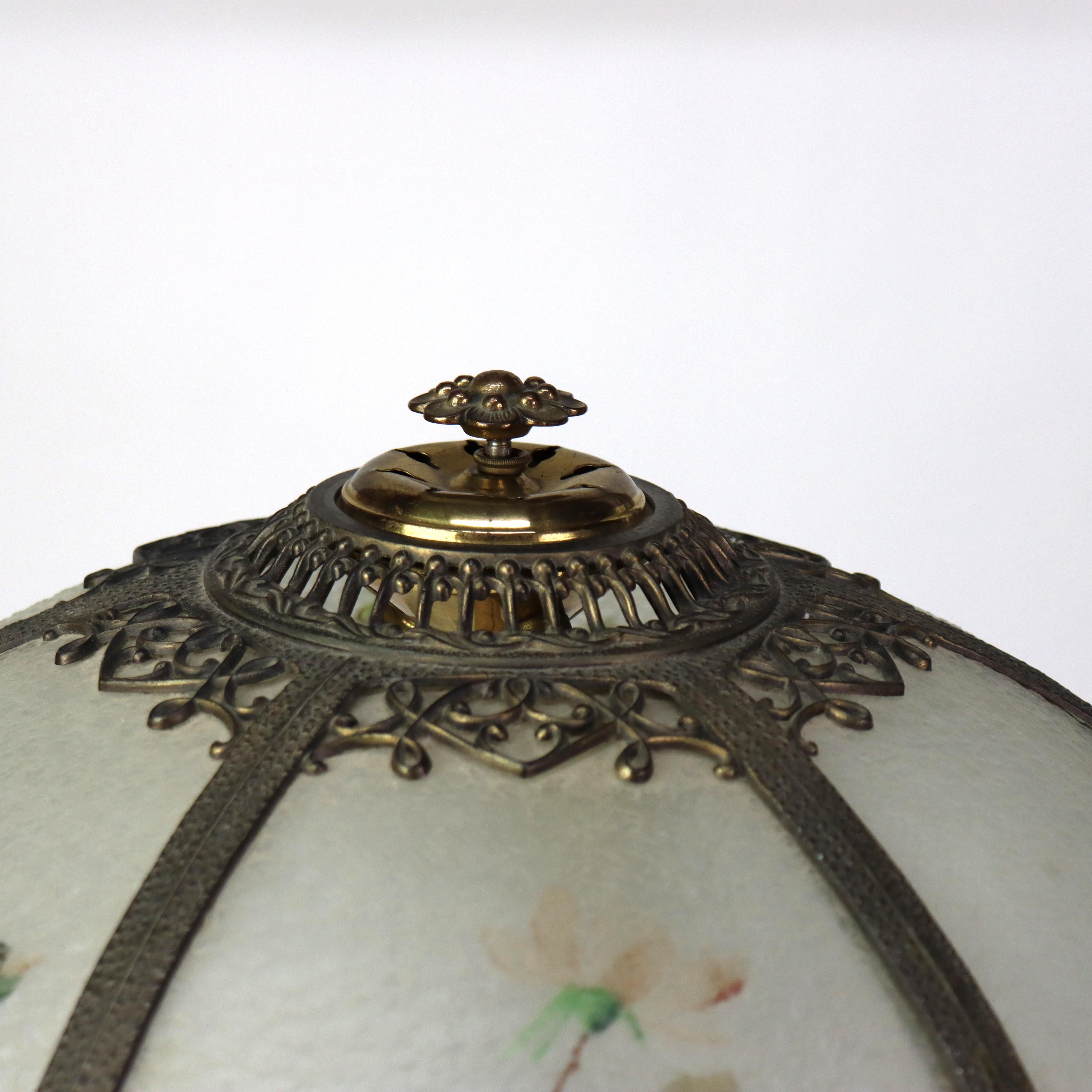 20ième siècle Ancienne lampe de bureau Bradley & Hubbard peinte à l'envers en bois de chien à fleurs C1920 en vente