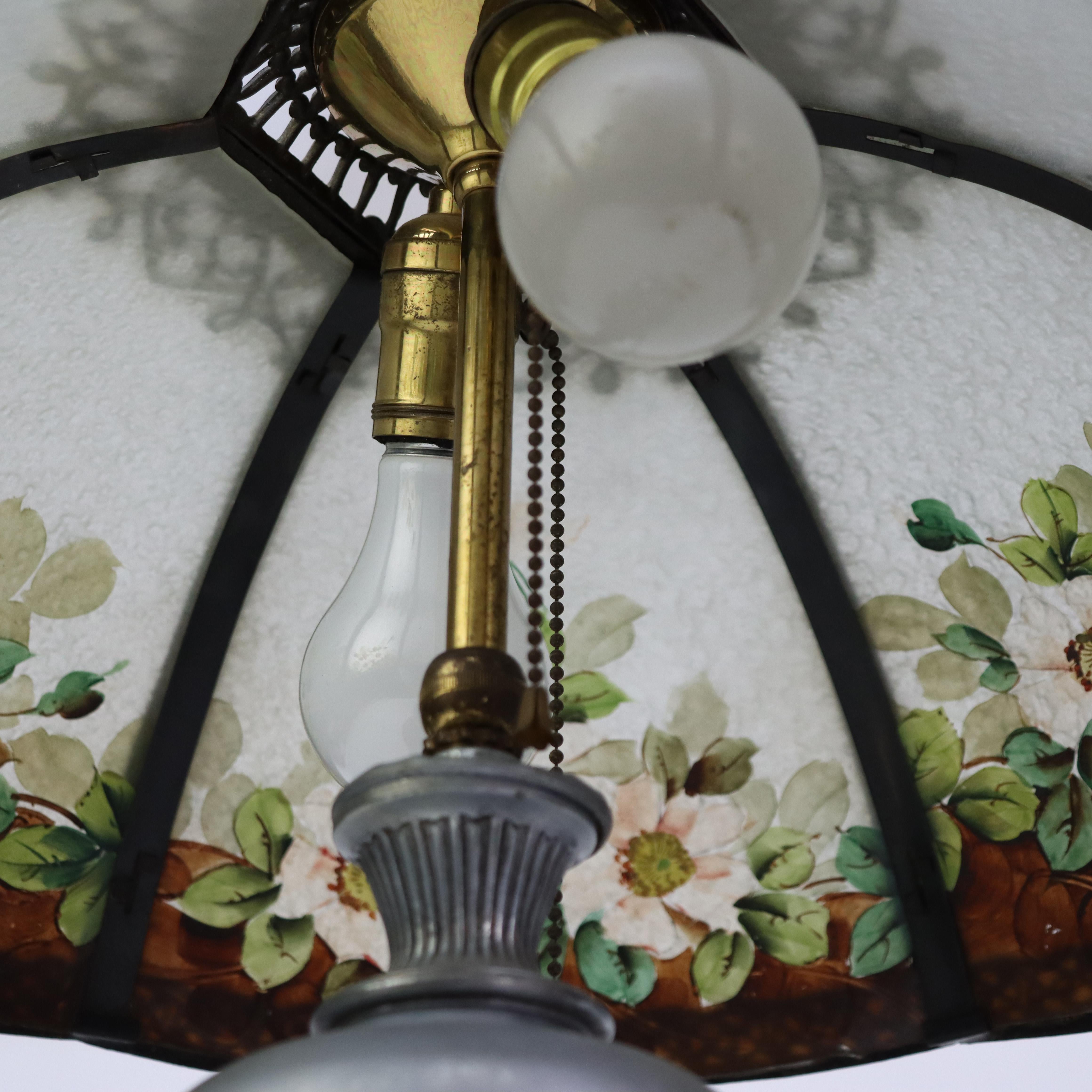 Verre Ancienne lampe de bureau Bradley & Hubbard peinte à l'envers en bois de chien à fleurs C1920 en vente
