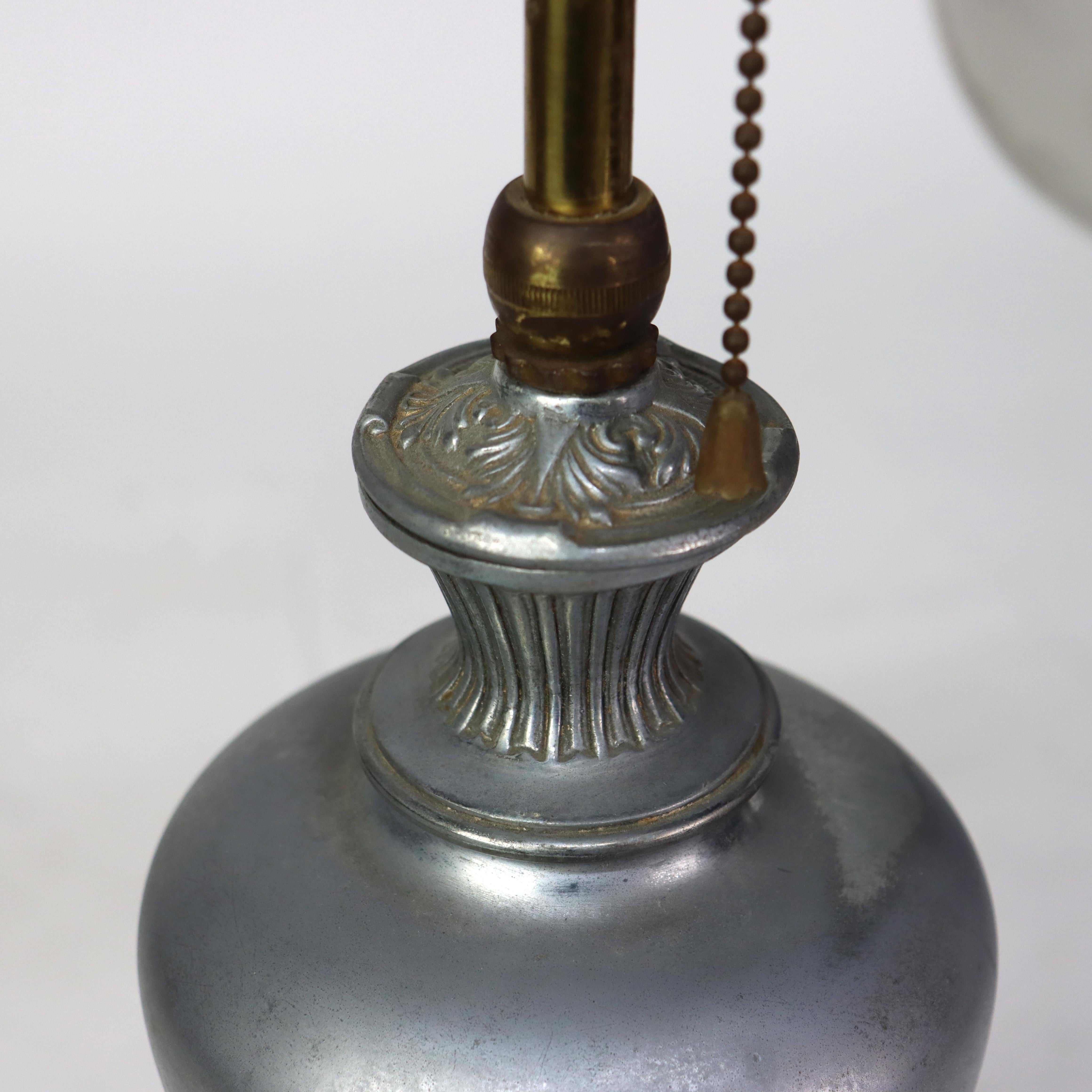 Ancienne lampe de bureau Bradley & Hubbard peinte à l'envers en bois de chien à fleurs C1920 en vente 1
