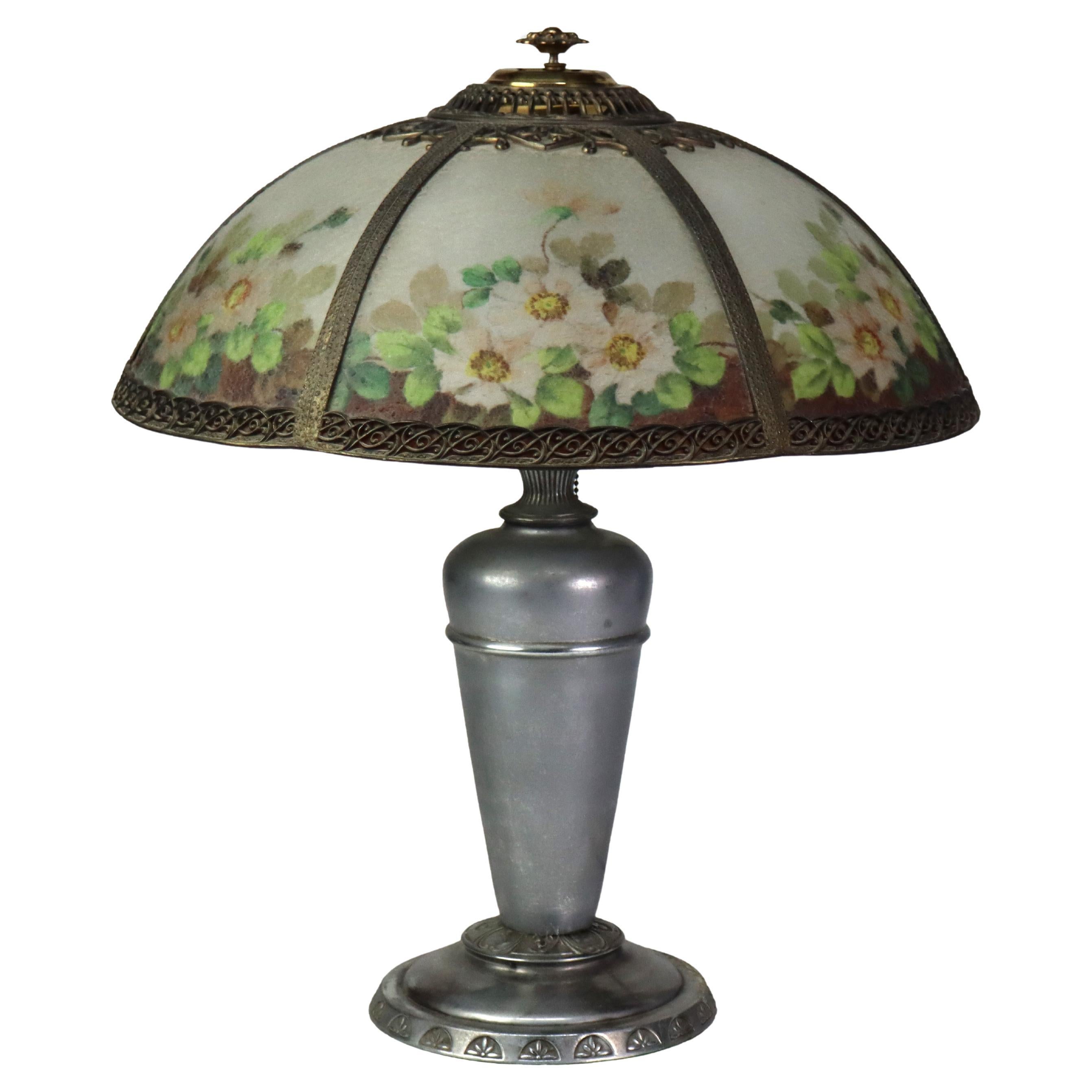 Antica lampada da tavolo Bradley & Hubbard dipinta a rovescio con legno di cane floreale C1920