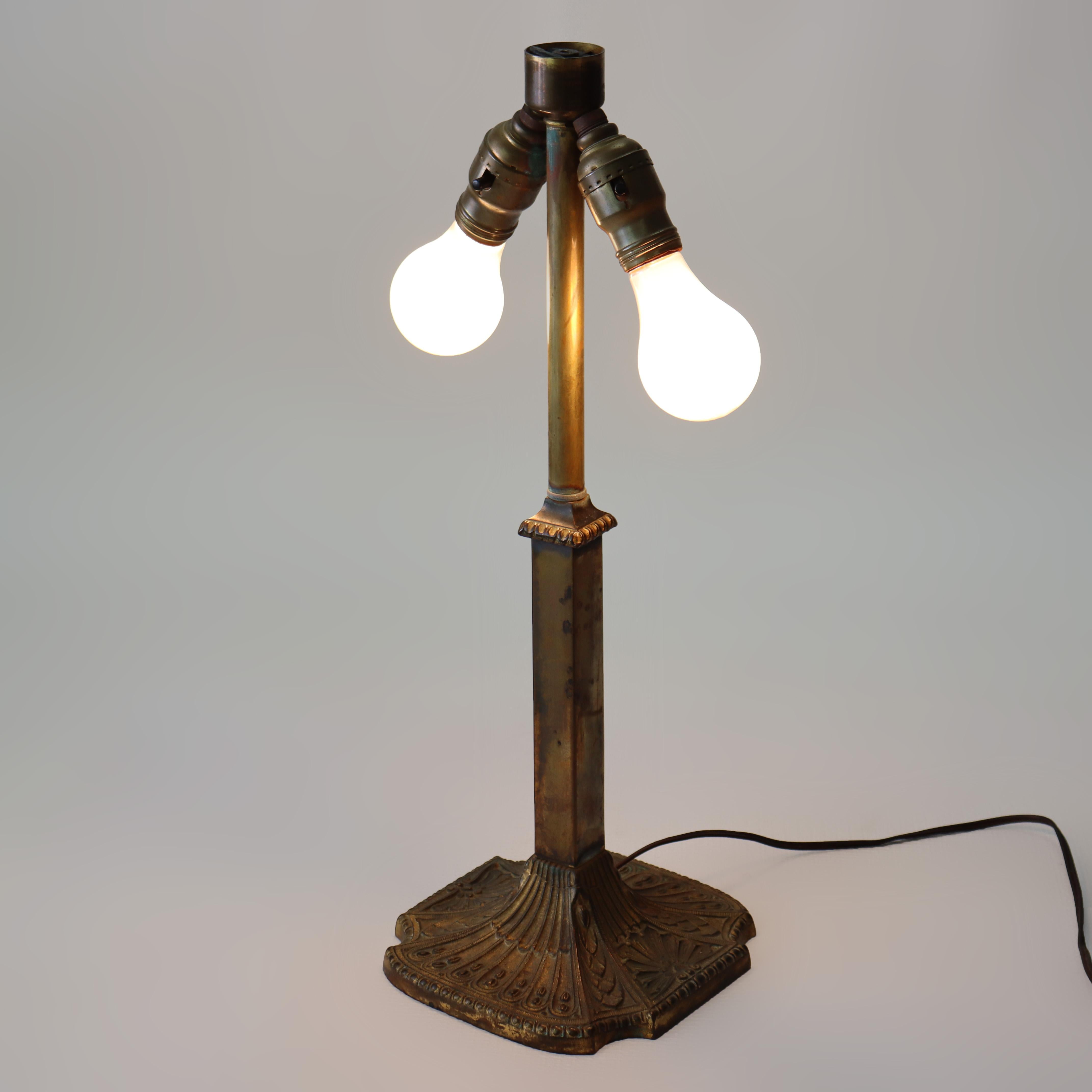 Lampe de table ancienne en verre scorie 2 tons de l'école Bradley & Hubbard C1920 en vente 2