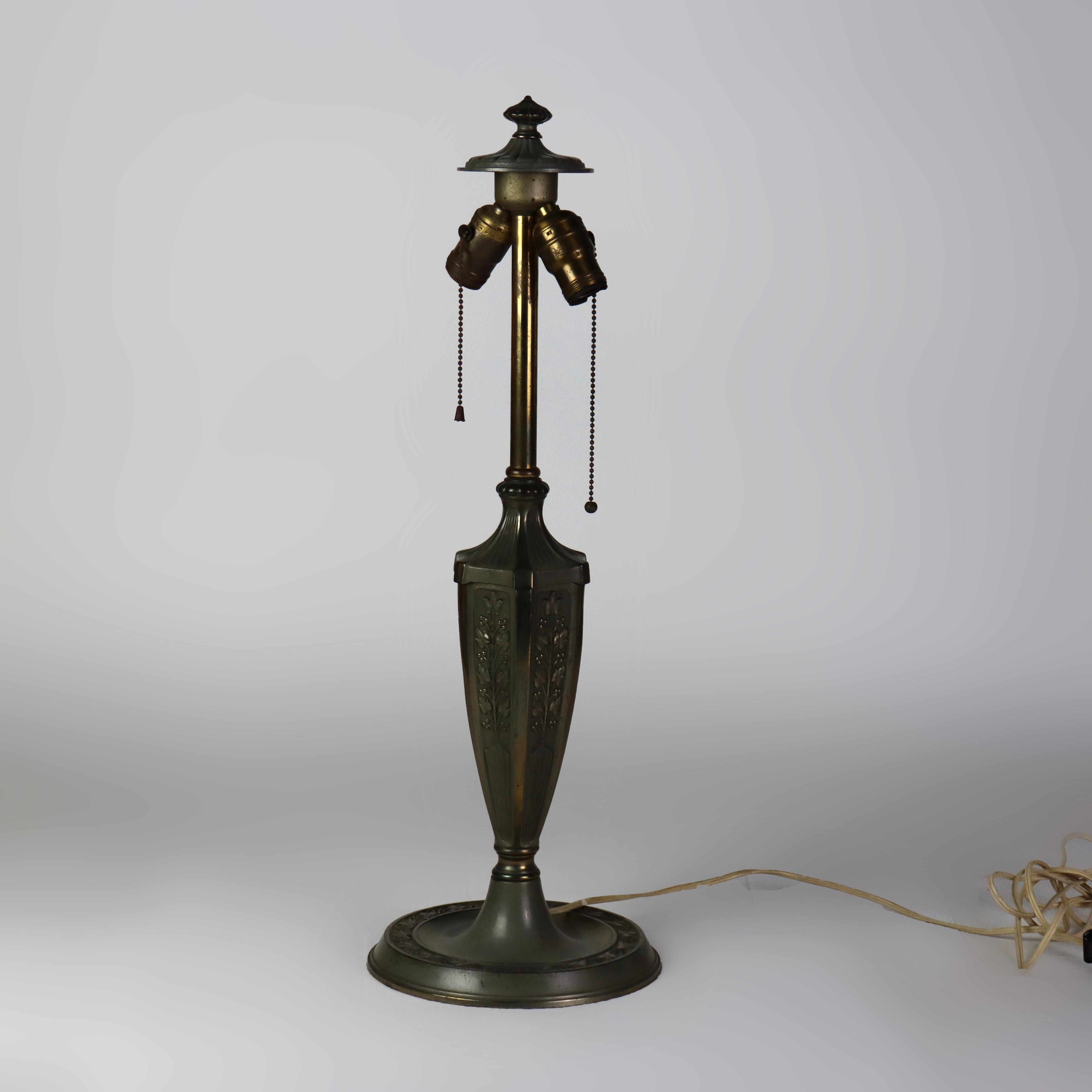 Arts and Crafts Ancienne lampe de table peinte à l'envers de l'école Bradley & Hubbard Arts & Crafts C1920 en vente