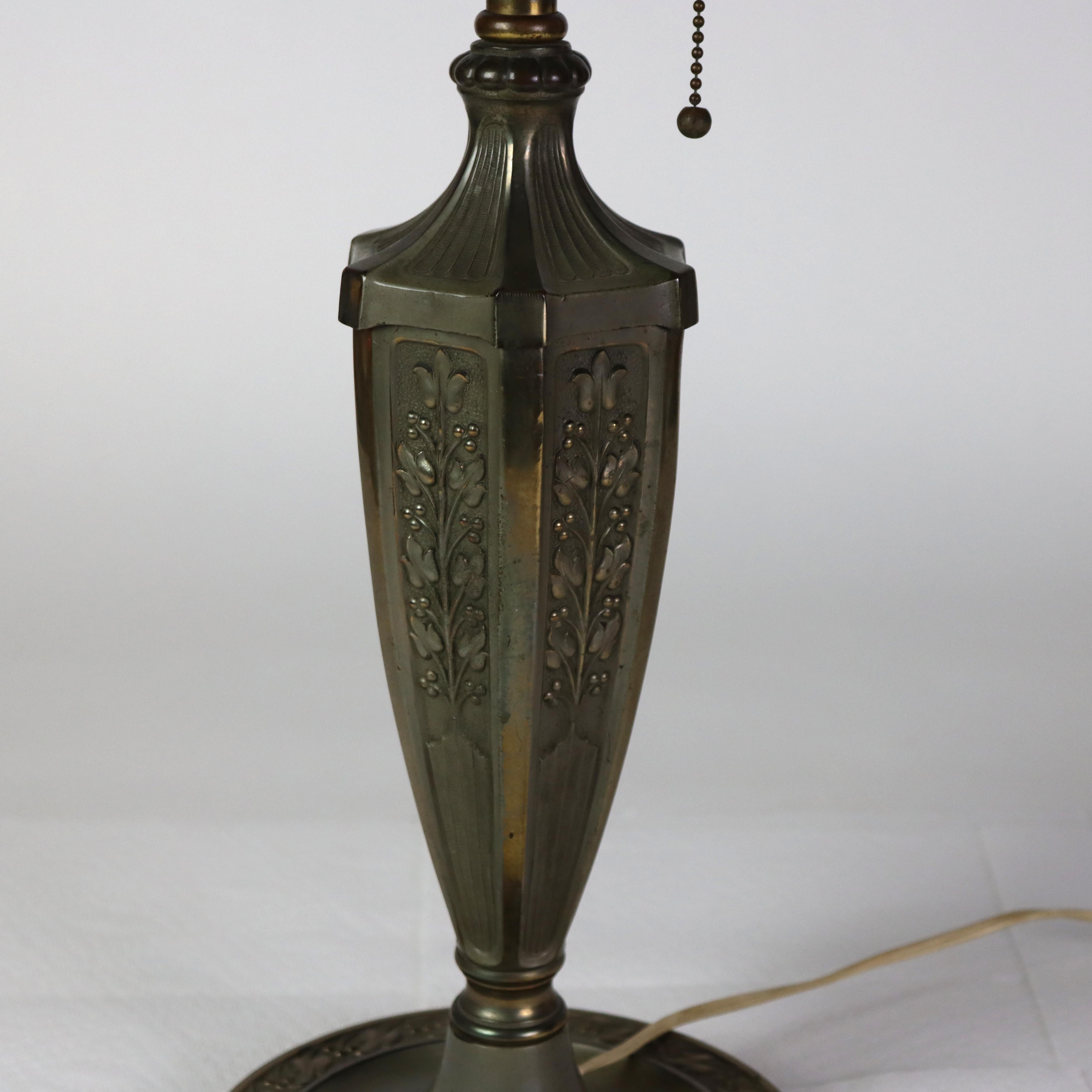 Ancienne lampe de table peinte à l'envers de l'école Bradley & Hubbard Arts & Crafts C1920 Bon état - En vente à Big Flats, NY