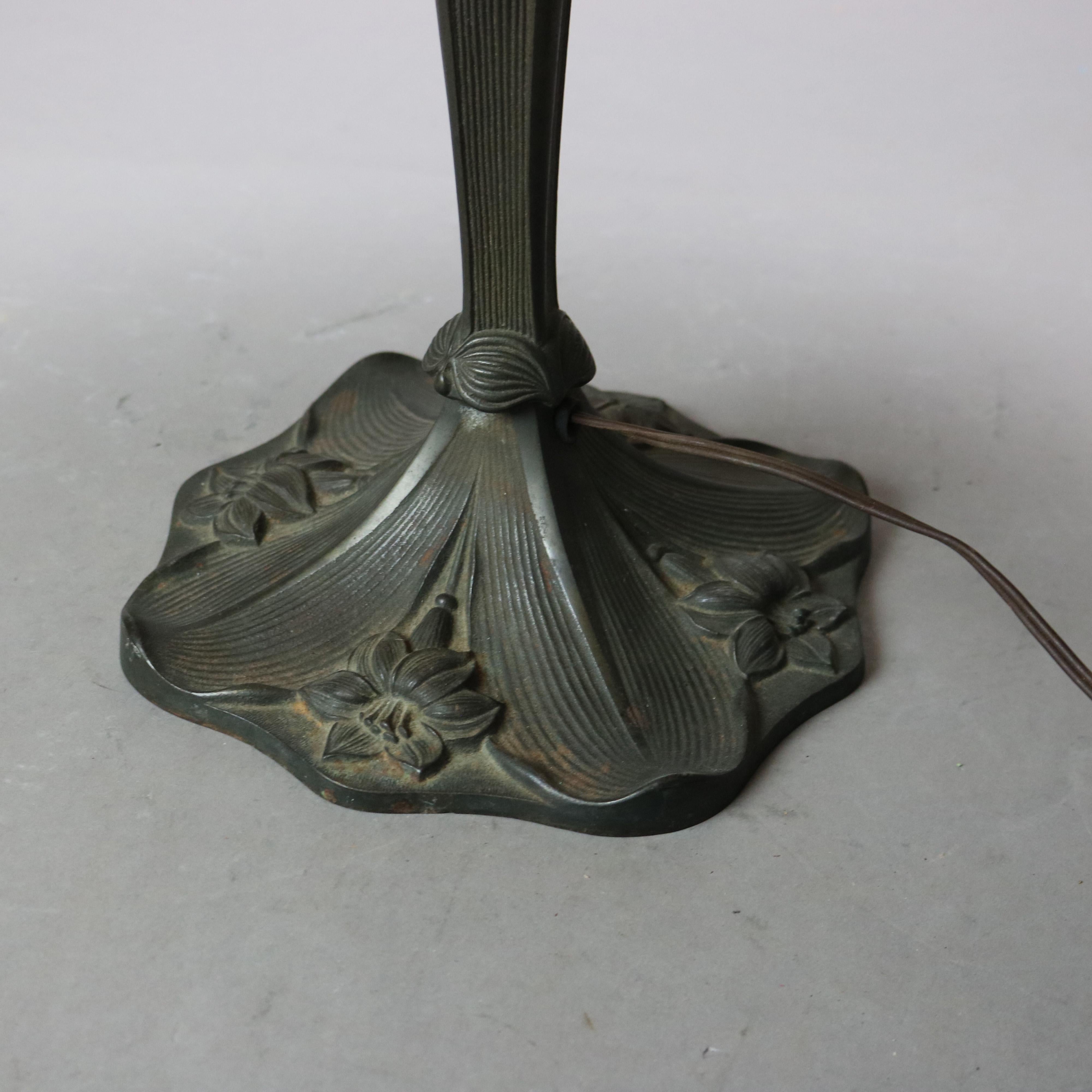 Nord-américain Ancienne lampe en verre de la Bradley & Hubbard School Arts & Crafts à six panneaux, vers 1920