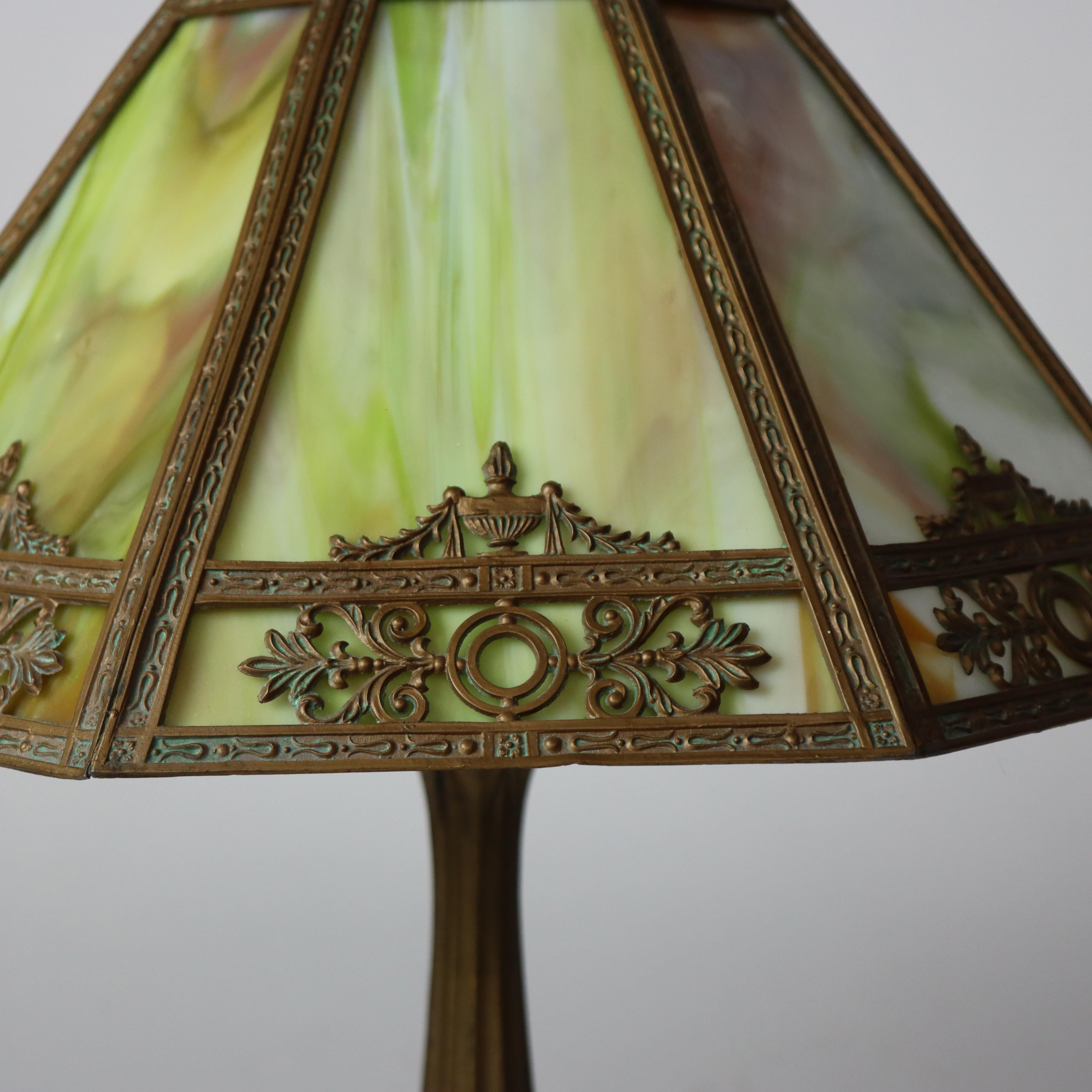 Ancienne lampe de table à 8 panneaux en verre scorie de l'école Bradley & Hubbard Arts & Crafts C1920  (21