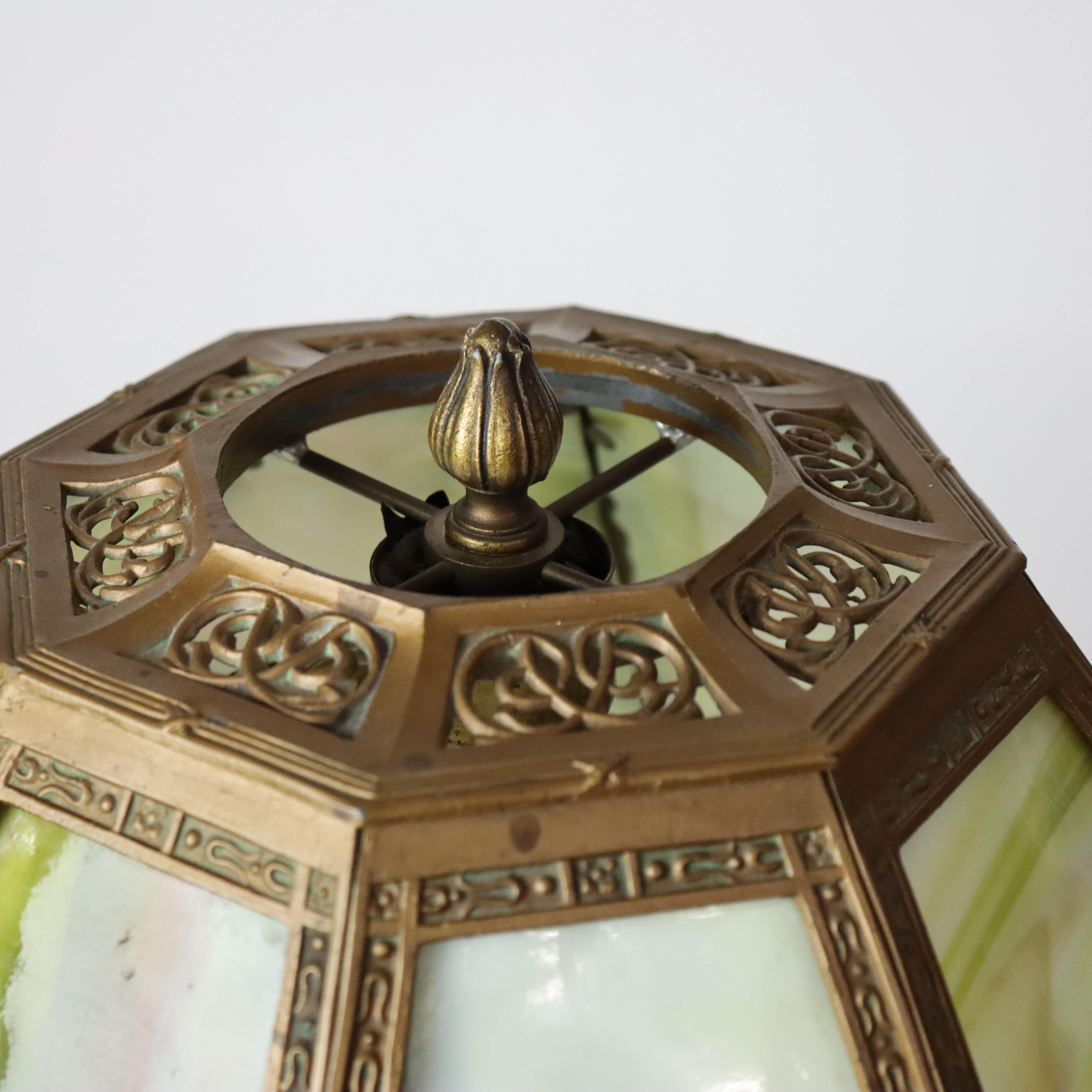 Américain Ancienne lampe de table en verre de scories de l'école Bradley & Hubbard Arts & Crafts c1920 en vente