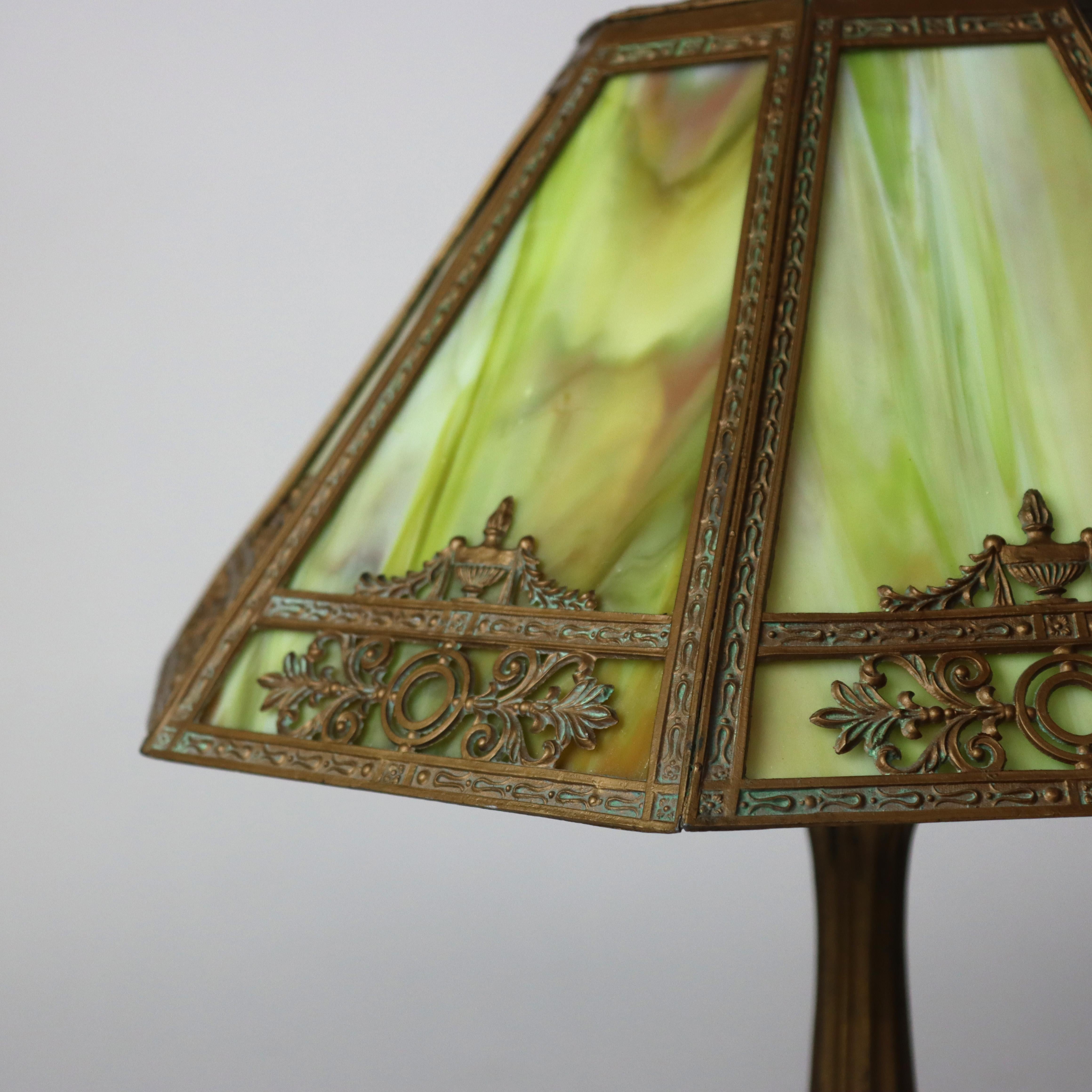 Verre de laitier Ancienne lampe de table en verre de scories de l'école Bradley & Hubbard Arts & Crafts c1920 en vente