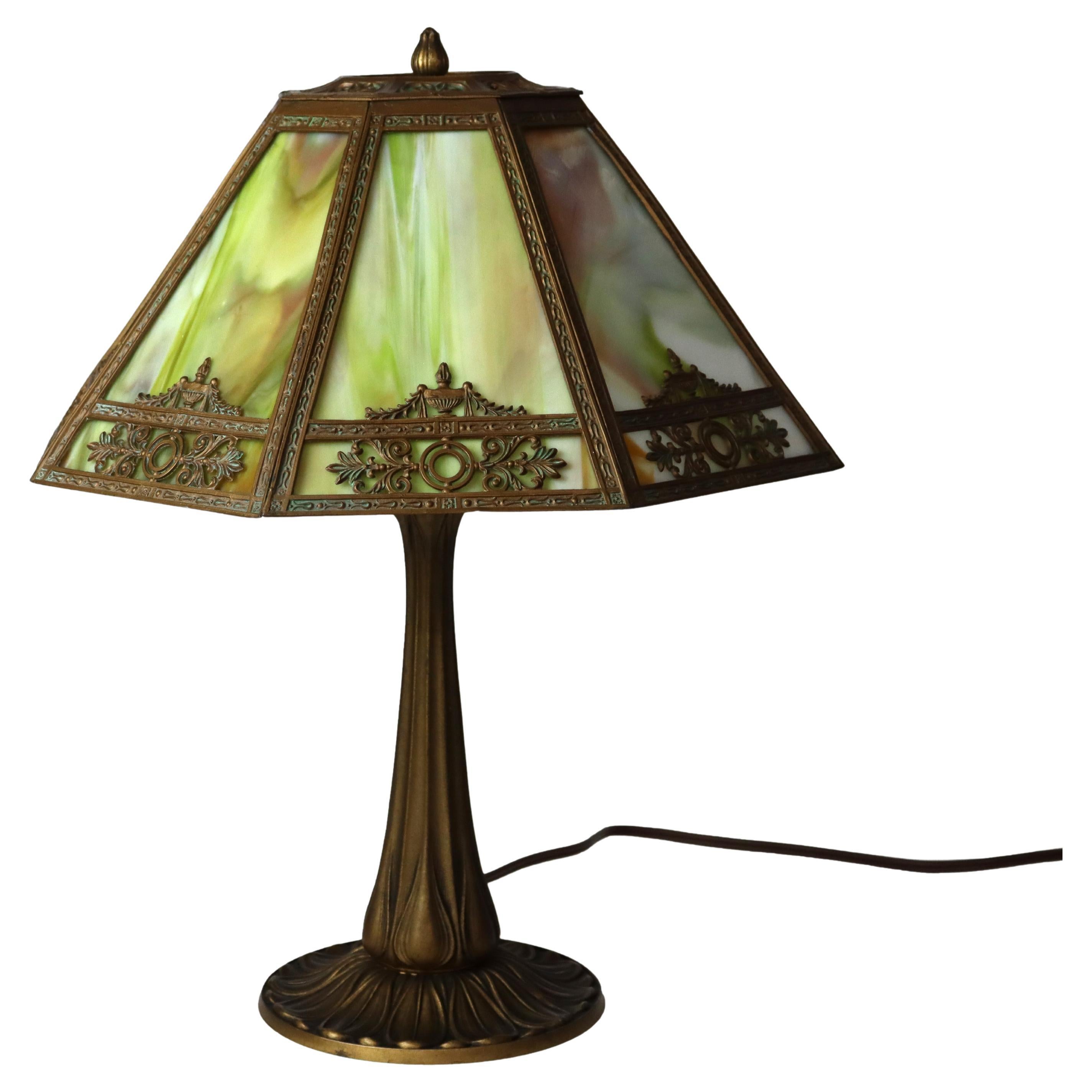 Ancienne lampe de table en verre de scories de l'école Bradley & Hubbard Arts & Crafts c1920