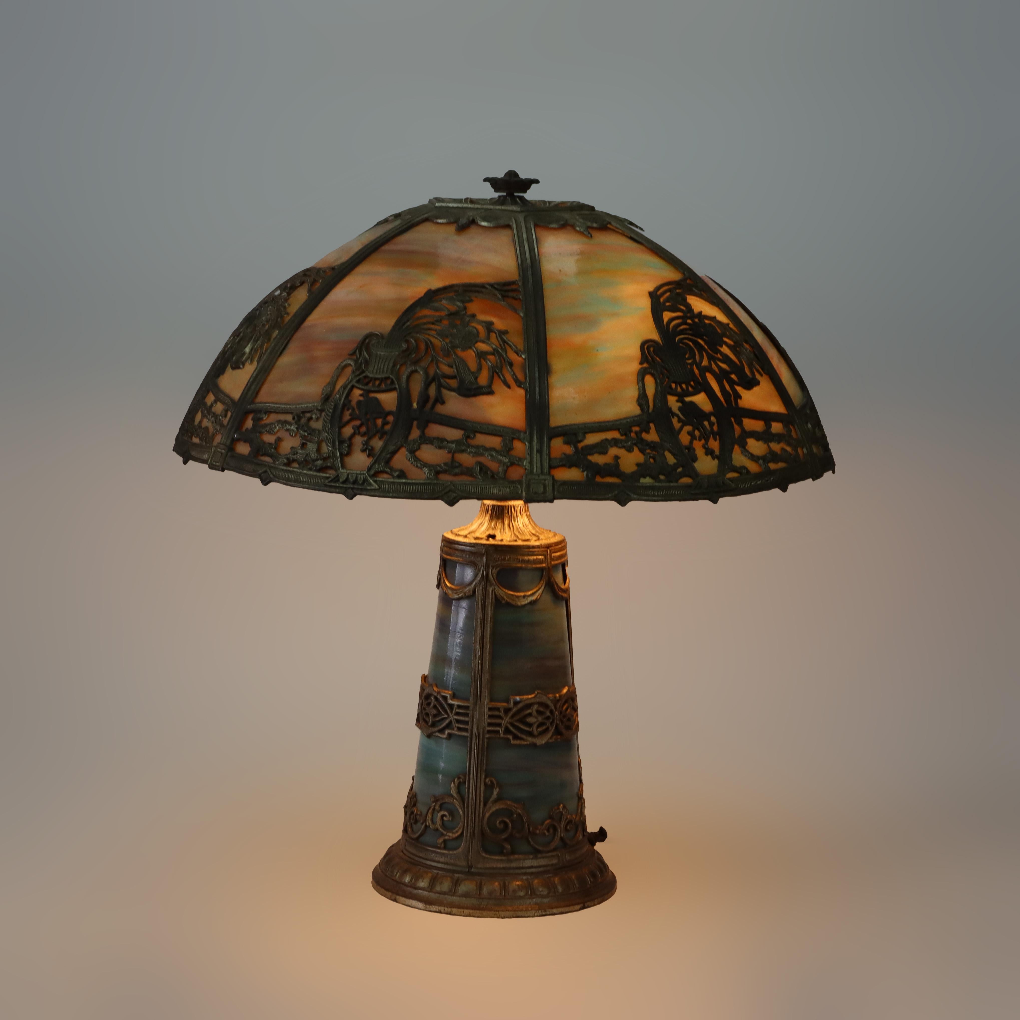 Antica lampada da tavolo in vetro scoria con base accesa a 6 pannelli della Bradley & Hubbard School con sovrapposizione di figure e fiori C1920
Misure - 21
